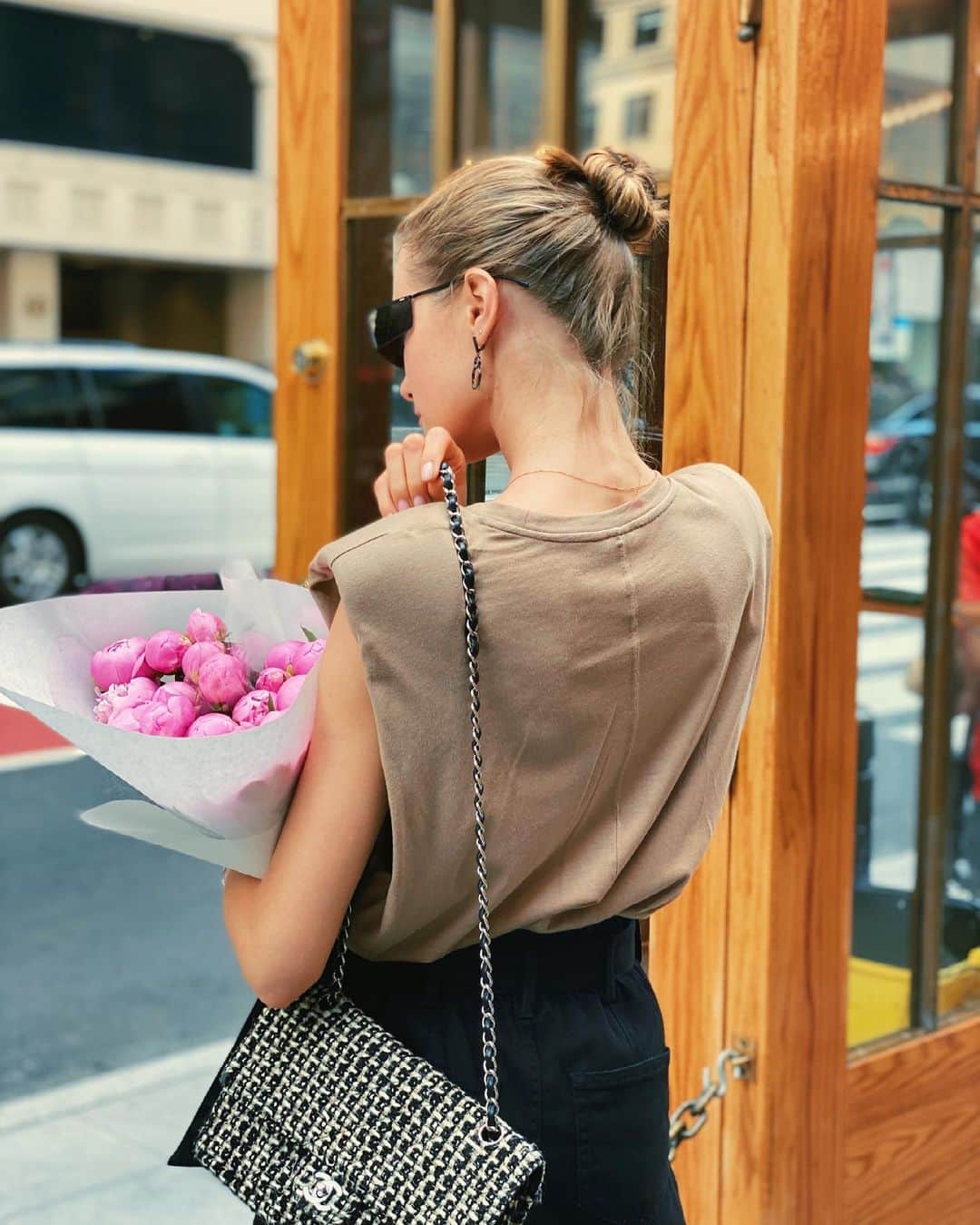ヴラダ・ロスリャコヴァのインスタグラム：「BUY YOURSELF FLOWERS.  Don’t wait for anyone to bring it to you.  In Russian culture women usually expecting men to bring them flowers.   Living in US I’ve freed myself from this convention and buying them whenever I want.  Yet it doesn’t diminish a joy of receiving it - it only reminds that you yourself is responsible for your happiness and are able and should make yourself happy.  ❓Вопрос для моих русскоговорящих подписчиц- а вы считаете нормальным покупать себе самой цветы? И как часто вы себя так радуете?」