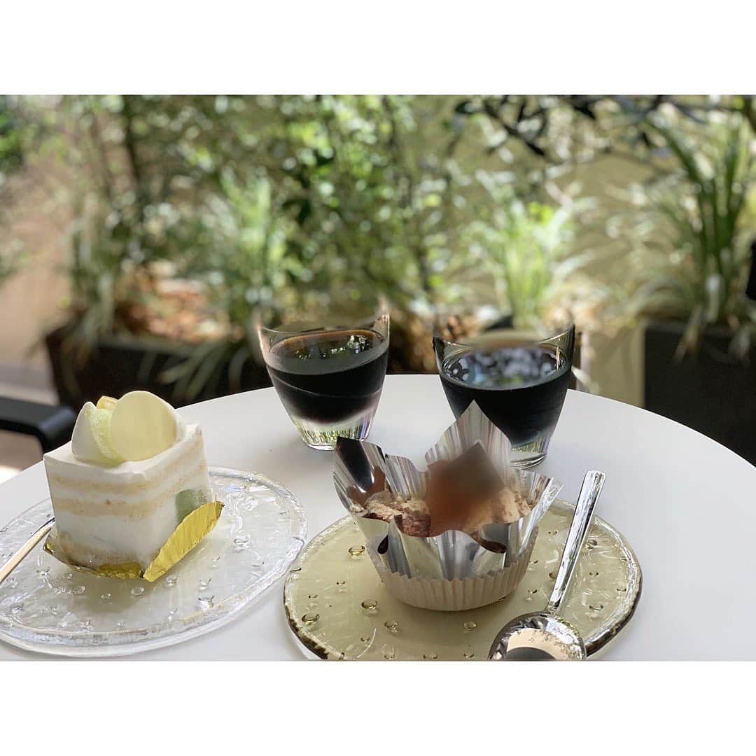 小菅晴香さんのインスタグラム写真 - (小菅晴香Instagram)「・﻿ 最近はベランダで過ごすのにはまっています🌿﻿ 大好きなオリーブの木をはじめ、﻿ 植物が綺麗なので癒される空間です🫒🫐✨﻿ ﻿ これは車の免許を取れた日に﻿ ベランダカフェした時の☕️﻿ ﻿ お祝いに美味しいケーキを買ってきてくれたので﻿ @accoo.k と @yumi_makino_ から結婚祝いに頂いた﻿ お気に入りのお皿とグラスで食べました🍰﻿ Thank you 😚💕﻿ ﻿ ﻿ ﻿ ﻿ ﻿ #おうちカフェ #ベランダカフェ #免許取れました #🔰」6月13日 12時02分 - haruka.kosuge