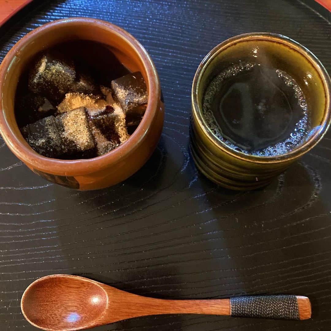 前野えまさんのインスタグラム写真 - (前野えまInstagram)「美味しいお蕎麦と黒蜜寒天🍵 ・ ・ #贅沢な時間 #ランチタイム #甘味処 #家族でご飯 #お蕎麦 #ランチ #黒蜜 #寒天 #甘味 #ほっこり #自然の中で   #lunchtime #soba #lunch #familytime  #followme #tagsforlikes #tflers #tagsforlikesapp #actress #actor #girl #photography #portrait #portraitphotography #daily_phot_jpn #japan_daytime_view」6月13日 12時31分 - maeno_ema