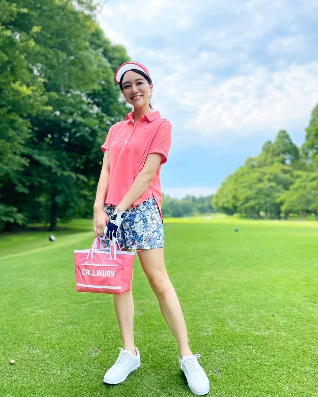 石井里奈さんのインスタグラム写真 - (石井里奈Instagram)「こんにちは☀️ . 今日は先日のゴルフ撮影の時のゴルフコーデ🏌️‍♀️🏌️‍♀️💕 . @callawayapparel_japan の春夏の新作でコーデしてもらいました🙆‍♀️✨ ピンクカラーがめちゃくちゃ可愛くて空の青とグリーンと相性抜群❣️ . バッグと合わせるとまた可愛いよね💕 . 初めてハーフパンツをはいたけど、楽ちんでおすすめ❣️足のサイズ大きめな私はゴルフシューズも困ること多いけど、 @callawayapparel_japan は可愛いのたくさんあるので嬉しい❤️ . 今回の撮影の詳細はまた情報解禁のタイミングでお知らせさせていただきます！まさに夢企画でした😭✨ . 前回UVケアは何使ってますかと質問あったので答えると 、 @ipsa_jp のクーリングボディプロテクターを使ってます！✨ これ泡の日焼け止めなんだけど、さらにこれ冷たくしてくれる効果があって、暑いときには本当ぴったりなの！ . 暑い時日焼け止め塗るとベタつくし嫌だなと思う人も多いかと思うんだけど、これは逆に涼しくなりながらケアできるのでおすすめ❤️泡も濃密泡で気持ちいいよ💕 . 午後は撮影頑張ってきます📸 . #callaway #callawaygolf #callawayapparel #キャロウェイ #キャロウェイアパレル #キャロウェイゴルフ #ゴルフ女子 #ゴルフコーデ #golfstagram #golf #ゴルフスイング #ゴルフウェア #夏ゴルフ #カレドニアンゴルフクラブ #ゴルフ場 #ハーフパンツ #ピンクコーデ #ショートパンツ #ポロシャツ #サンバイザー #ゴルフ女子コーデ #ゴルフ初心者 #ゴルフバカ #ゴルフバッグ #ゴルフシューズ #ゴルフ練習 #ゴルフレッスン #ゴルフ好き #ゴルフファッション #ゴルフ動画」6月13日 12時24分 - ri7tin1025