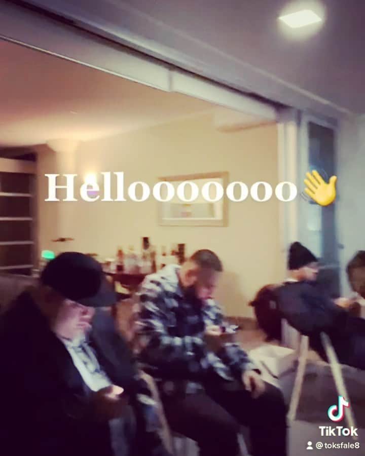ファレ・シミタイトコのインスタグラム：「Is anybody home!? 😂」