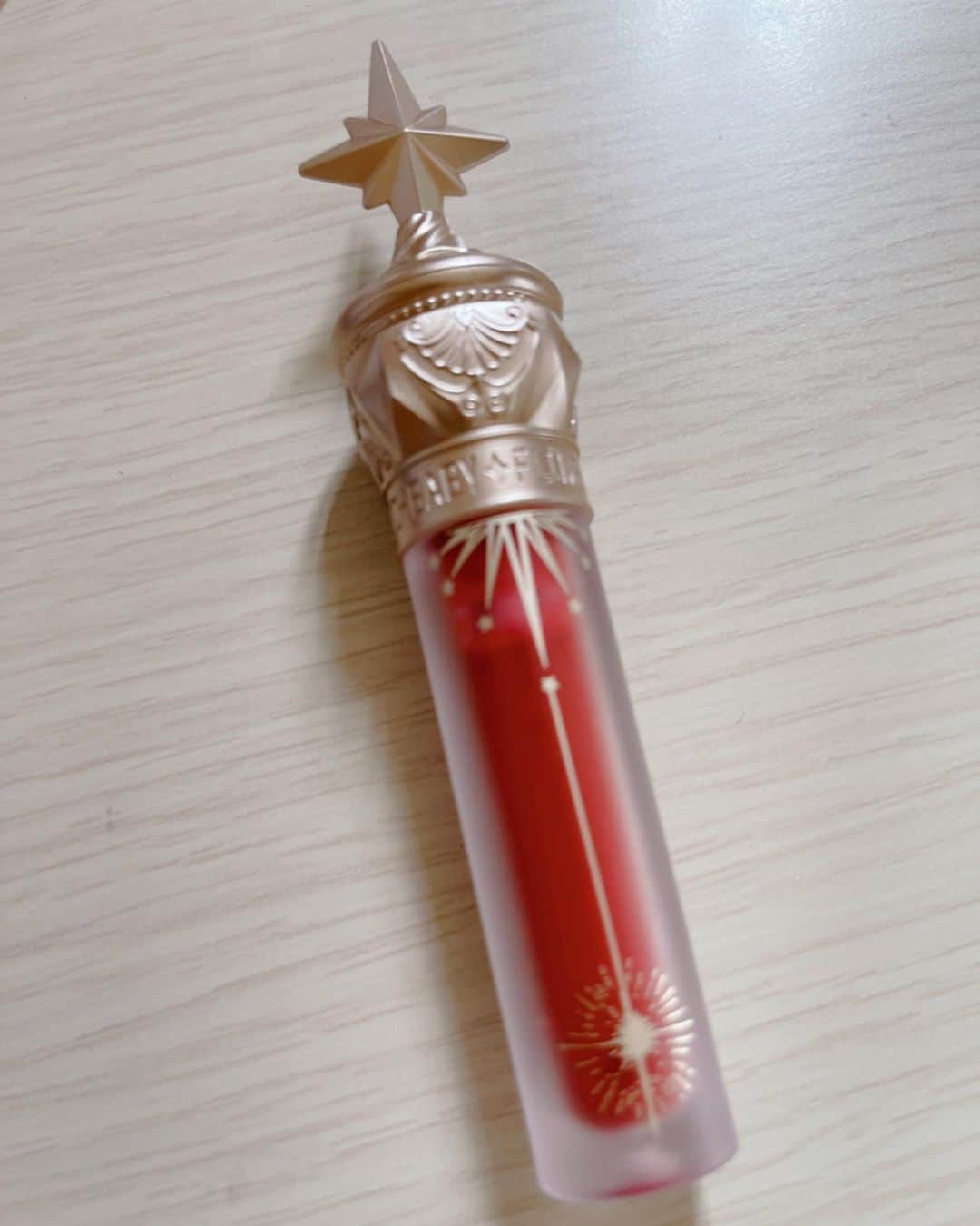 のインスタグラム：「めっちゃ可愛いリップ💄💕 さなつんからプレゼントでもらった❤ 早く使いたい🥰  #KNOWSPRETTYROCKBABYFLOWER #lip #flowerknows  #flowerknows花知晓  #リップ #可愛い #メイク用品」