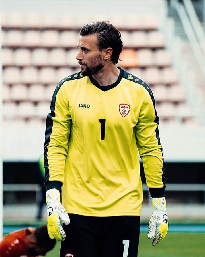 ストール・ディミトゥリエフスキのインスタグラム：「One. More. Night. 🇲🇰 Can't wait 🙏 #SD1 #euro2020」