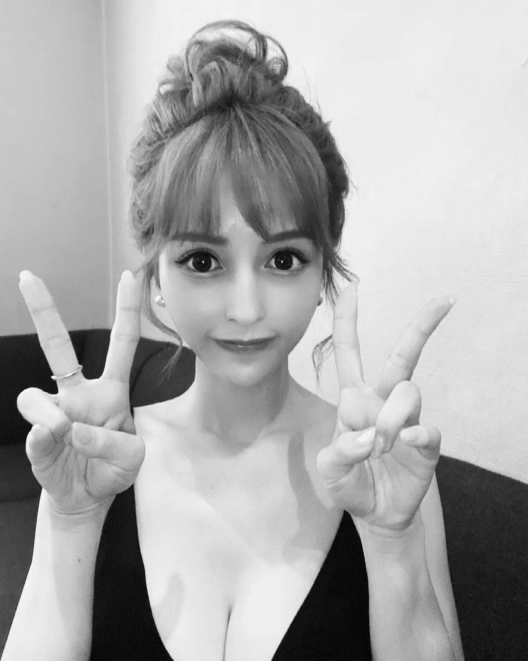 椿そらのインスタグラム：「. .  思いっきり髪色と 髪型変えちゃった33歳です笑🥴✨ 2枚目がカラー✨ さくっと撮ってもらいました😎✨ . オレンジピンク🍊な色みで 例える色だと、 アリエルか、飛鳥ラングレー みたいらしいです。笑。 . でもなかなかこう言う色って 試せないものなのと、 どうしてもブリーチは痛むイメージで １０年やってませんでした😂😂 . @rollen_katagiri  の腕で、 傷ませないで 染めてもらって、 りんご幹細胞トリートメントで つぅるつぅる✨に 仕上げてくれました✨🤗✨ . 肌同様、髪の毛も かなり美容の中では大事な部分だから 必ず、 @rollen_katagiri  に任せてます✨✨ .」