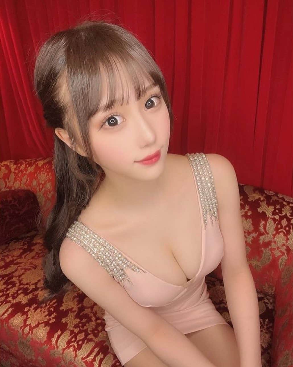 のインスタグラム：「【かわいすぎ🥺💓】 ㅤㅤㅤㅤㅤ This is Japanese night culture🇯🇵💫 Introducing Japanese famous hostess👗 Plz "follow me" , "like" and "Share" 💋 ㅤㅤㅤㅤㅤ 全国各地の夜の世界🦋で活躍されている、美を極めた名実共にトップクラスの美女をご紹介するアカウント 【💋キャバ図鑑💋】< @cabazukan >です✨ ㅤㅤㅤㅤㅤ ✳︎────────────────✳︎ 今回の図鑑的推しキャスト様は 東京(Tokyo) 歌舞伎町(Kabukicho) の 「 ベネ東京 」在籍の * ひとみ * ちゃん @hitomi1_3 です😍✨ ✳︎────────────────✳︎ ⚠️アカウント内の 他のキャスト様もココから< @cabazukan >見てね👗✨⚠️ ㅤㅤㅤㅤㅤ こちら、歌舞伎町「 @venet_shinjuku 」さん🕋から、どの角度から見ても安定してかわいいキャスト様💓ひとみちゃんの一枚📸✨ ↪︎ @hitomi1_3  ㅤㅤㅤㅤㅤ 見た目はちょー女の子ですが、中身はサバサバで笑いのセンス高めなひとみちゃん🥺💓 通常時から笑上戸で、すごく親しみやすい女の子😘 ↪︎ @hitomi1_3  ㅤㅤㅤㅤㅤㅤㅤ 実は最近、ショート✂️になって更に可愛さ増し増しです😭💓 ひとみちゃんの投稿にお写真あるので、チェックしてみて下さい💋✨ ↪︎ @hitomi1_3  ㅤㅤㅤㅤㅤ ⚠️アカウント内の 他のキャスト様もココから< @cabazukan >見てね👗✨⚠️ ※インスタ以外の方はコチラ↓ https://www.instagram.com/cabazukan/ ㅤㅤㅤㅤㅤ ◤◢◤◢◤◢◤◢◤◢◤◢◤◢◤◢◤◢◤◢ リポスト希望のキャスト様、 フォロー&タグ付け🏷 < @cabazukan > して頂けると気付きやすいので 宜しくお願い致します！ ◤◢◤◢◤◢◤◢◤◢◤◢◤◢◤◢◤◢◤◢ ──────────────── ©︎produced by @terry0404ht  # ぶっ飛びテリー会長  フォローしてもらえると更新頑張れます🚀 ──────────────── ㅤㅤㅤㅤㅤ ㅤㅤㅤㅤㅤ ㅤㅤㅤㅤㅤ ㅤㅤㅤㅤㅤ 【# キャバ図鑑, # 推し嬢 】 # 指名するならキャバ図鑑  #すっぴん美人 #セクシーお姉さん  #フィットネス女子  #筋トレ女子部 #ゴルフコーデ  #あざとい系女子 #温泉女子  #湯上がり美人 #歌舞伎町キャバ嬢  #脚フェチ #京都グルメ  #エロ可愛い #可愛い子と繋がりたい  #ロリ巨乳 #綺麗なお姉さん  #歌舞伎町キャバクラ  ㅤㅤㅤㅤㅤ #清楚系女子  #夏コーデ #すすきのキャバ嬢  #ケツスタグラム  #東京カレンダー #すすきのキャバクラ  #谷間 #av女優  #巨乳 #パンチラ  #博多美人 #可愛いは作れる  ㅤㅤㅤㅤㅤㅤㅤㅤㅤㅤ  ──────────────── ©︎produced by @terry0404ht  # ぶっ飛びテリー会長  フォローしてもらえると更新頑張れます🚀 ──────────────── ㅤㅤㅤㅤㅤ ㅤㅤㅤㅤㅤ ㅤㅤㅤㅤㅤ」