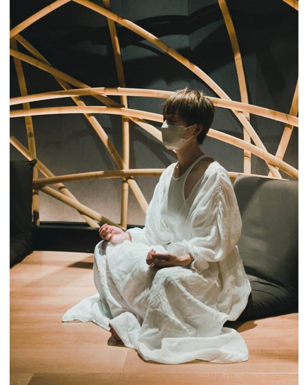 高山都さんのインスタグラム写真 - (高山都Instagram)「体調管理はもちろん、心の状態管理も自己管理の一部なんだなーと思いました。 仕事にだって影響するし、毎回良いコンディションで臨みたいのは、見た目はもちろん、心だってそうだ。 先日、はじめての体験メディテーション(瞑想)へ @medicha.jp  ここのスタジオは、青山にあってふらっと行ける手軽さもいい。 光の部屋、星が瞬く暗い部屋、行ったり来たり、自分のペースで選んで、そこから瞑想時間にはいります。 この日は、どうしても心が乱れていて、実は瞑想中、吐きそうになった。 それは、自分の中の負の毒素が吐き出ようとしていたのかもしれない。 そんな風に、冷静に俯瞰して自分を見つめることも、なかなか機会を作らないとないから、この時間に感じたこと書き出してみてくださいと紙に綴った時、自分の暗めな感情と目があって笑えました。 色んな雑念もiPhoneもいったんロッカーにしまって、暫しの間自分自身をゼロに戻していく。 仕事のことも、家のことも、友達や恋も。 色んなこと全部いったん、忘れて、自分の五感に集中する。 マッサージとかサウナに行く感覚で、自分の心と感覚を整えにいく…そんな時間は忙しくなったり、日々に追われるほど、必要なのかもしれないなーと思いました。 心の友の敦子が @blenda0305 担当しているニーマル先生のクラスも行ってみたい！！ 書き出した、心の沈んだ声、数日経って見てみたら、笑えるほど、自分だって変化してる。 この浮き沈みさえも、俯瞰して、あははって思えるほど、自分自身を柔軟に舵取りしていきたいなー。」6月13日 7時42分 - miyare38