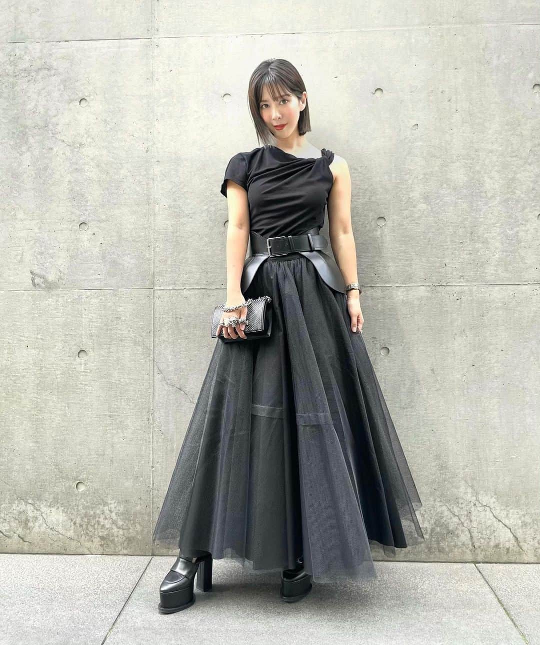 小川えりのインスタグラム：「かっこよき服🖤TVで爆買いした時の！ #alexandermcqueen  #アレキサンダーマックイーン」