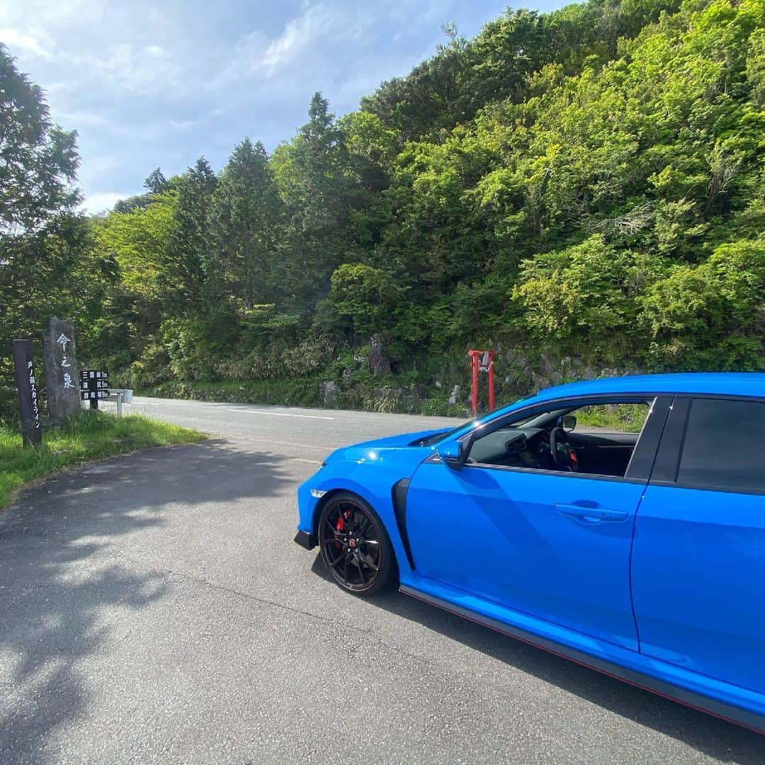 あいみさんのインスタグラム写真 - (あいみInstagram)「ホンダ・シビックタイプR運転させていただきました🙌🏻  ターンパイクまでTTで行ってシビックに乗り換えて  箱根スカイラインへ🚗💨 箱根神社を目指しました✨  午前中は雲に隠れていた富士山も出現❗️  ひゃー！絶景！！！ 梅雨時期にも関わらず天気に恵まれてテンション爆上がり🥰  この車すごく運転が楽だった〜！  走りがとっても軽快でギアチェンジもスムーズ。運転者を先導するような安心感と安定感がありました🌸  やっぱり私は運転が好き🥰 いろんな車で走れて嬉しいな〜😇  車両や性能、メカニックについては詳しくないので語れないし語らないけど  ※話を聞くのは好き🥰  今後も純粋に走りを楽しむ人でいたいな〜😊💗  #ホンダ #honda #シビック #シビックタイプr #箱根スカイライン #ターンパイク #運転好き」6月13日 8時18分 - aimi_feti