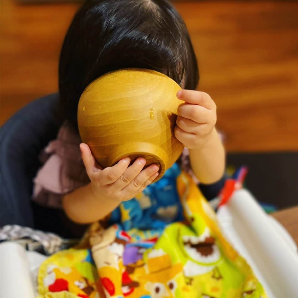 田村淳のインスタグラム：「母ちゃんの味噌汁 僕の奥さんに継がれた手作り味噌のレシピ…この味噌汁で育った僕が、母ちゃんが他界した後も味わう事ができる母親の味です。その味噌汁は孫へと引き継がれていく事でしょう！この写真を見ればお分かり頂けると思います。０歳児がこの食いつきようです^_^次女の味噌汁好き子さんでした！  母ちゃんの味噌汁レシピは 母ちゃんのフラフープという書籍の中にも記載してあります。  あなたが継いでいきたい家庭の味は なんですか？  #母ちゃんの味噌汁 #母ちゃんのフラフープ #味噌汁好き子」
