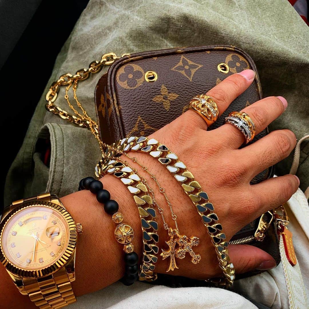 のインスタグラム：「✨✨✨✨GOLD✨✨✨✨ @chromeheartsofficial  @louisvuitton  @hannari_japan  @omeco_official  @indepict_official  #gold#chromehearts #louisvuitton #diamond」