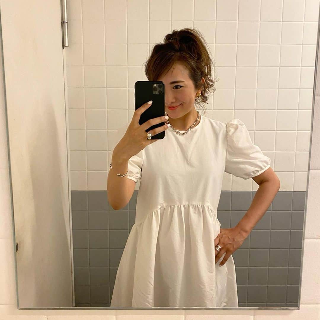 Mai Wakimizuのインスタグラム：「スイートなワンピースが無性に着たくなって発売日に参戦して選んだ1枚♡ayu @ayuyunyunが手掛けるNEW BRAND "bow.a"のもの＼(^o^)／これに着替えて息子の元へ行ったら珍しくじーっと見つめられて、もしかしてお姫様に見えたのかな？笑 主人も褒めてくれてお気に入り♡ #wakkinstyle#bowa#ボウエー」