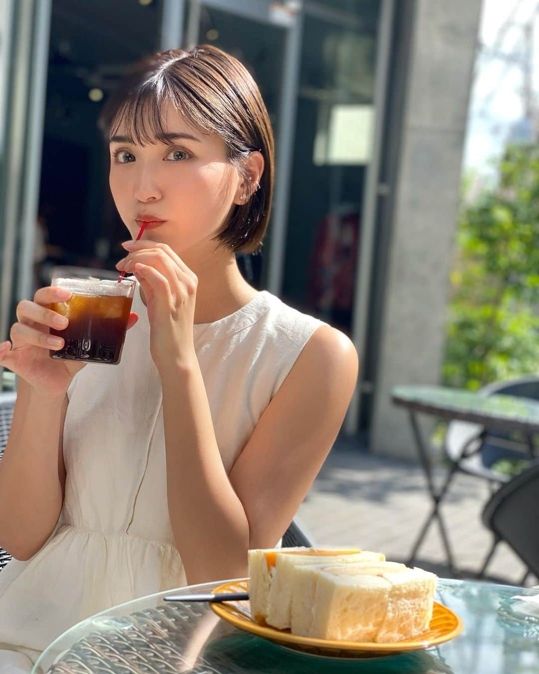 カナさんのインスタグラム写真 - (カナInstagram)「おはよう☀️  禁断果実🍎 @kindankajitsu さんで  フルーツサンド🥪とコーヒー☕️  美味しくて、ぽかぽか陽気で、しあわせだよ〜！😋  マンゴーあーん🥭🤍  #禁断果実　#フルーツサンド #cyberjapan」6月13日 9時28分 - _kana627_