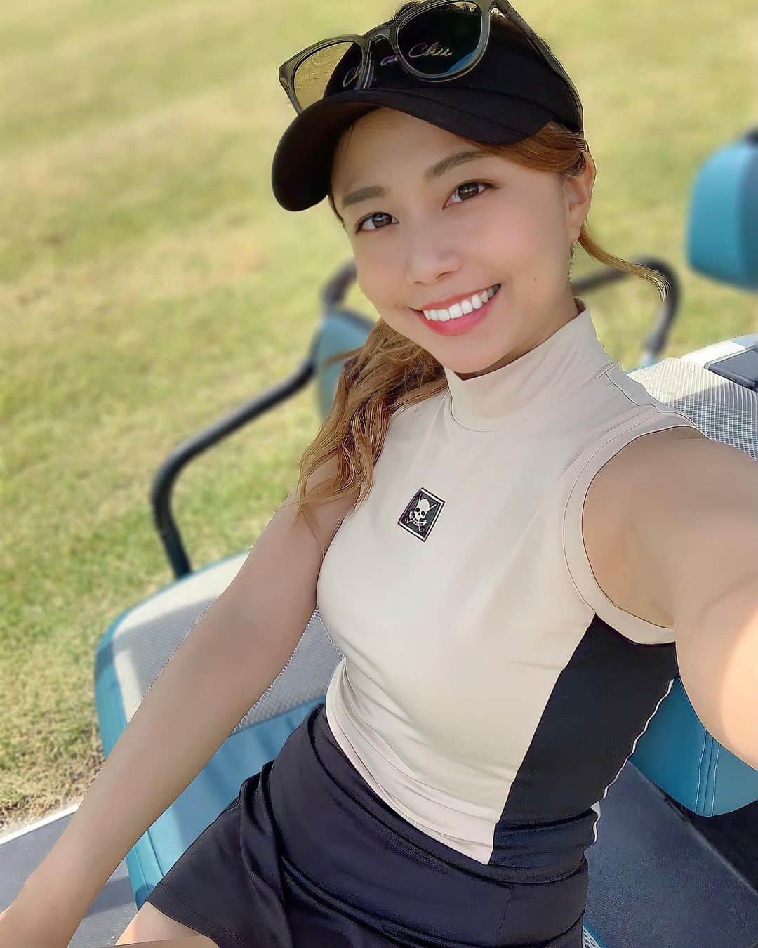 のインスタグラム：「おはようございます☀❤️ . ドストライクすぎたベージュ×ブラックのウェア✨⛳️ @chucuchu_official  . 今日はまったりday💕 . それではhappy sunday〜❤️ .  #ゴルフ#ゴルフ女子#golf#golfgirl#golfswing#ゴルフスイング#sports#スポーツ#スポーツ女子#골프#골프여자#尔夫球#高尔夫#ゴルフウェア#golfwear」
