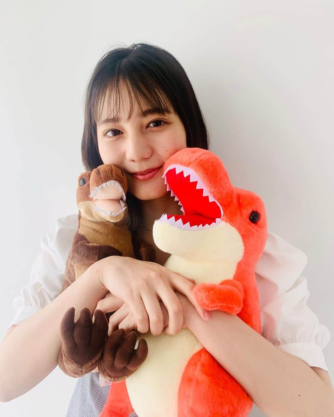 小坂菜緒のインスタグラム：「#トムとジェームズ をぎゅーするこさかなをお届け🦖💗　ウワサではこの子たちをおうちにお迎えしているかたもたくさんいるとか…🥺 大好きになってくれた２匹をこれからもよろしくお願いします✨ #小坂菜緒1st写真集君は誰？ #小坂菜緒 #日向坂46」