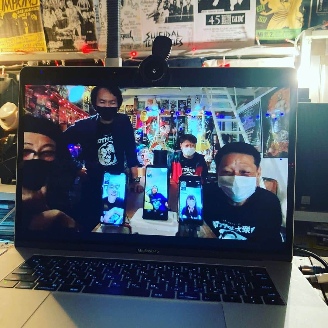 長塚圭史さんのインスタグラム写真 - (長塚圭史Instagram)「本日も11時14時半18時と新ロイヤル大衆舎は『無念大阪公演!!な、なんかやらんと、こ、この胸がおさまらんねん緊急ライブ』をYouTubeにてライブ配信致します。本日は11時よら福田転球の新作読み語り作品をリハーサル。14時半より同作品の本番。18時は3日間の最後ということで、何かしらの宴となります。怒涛の3日間も最終日…身体はちと参ってますが（なにせ平均年齢は50歳を越えております）大阪公演を楽しみにしてくださっていたお客様のためにも、このおさまらない胸のためにもやり遂げたいと思います。#福田転球 #大堀こういち #山内圭哉 #長塚圭史 #いきなり新作発表できるのか新ロイヤル大衆舎 #高木稟 #べろべろ #忠津勇樹 #ありがとう大東駿介」6月13日 10時26分 - k_shinagatuka