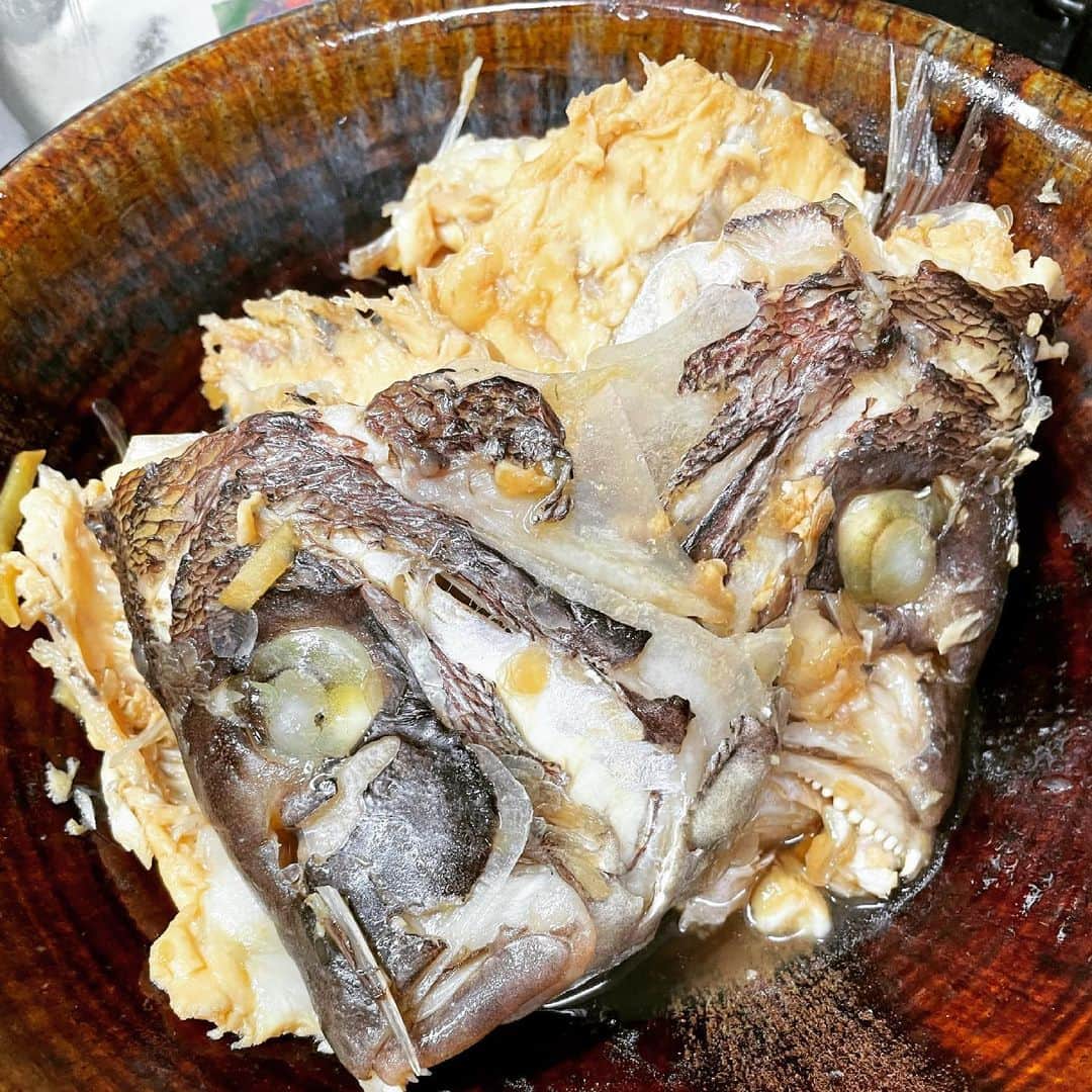 神尾佑のインスタグラム：「鯛のあら炊き。¥50で売ってた。 見た目あんまり良くないw 料理はしてますが、投稿が面倒すぎて久しぶりになってしまいました。」