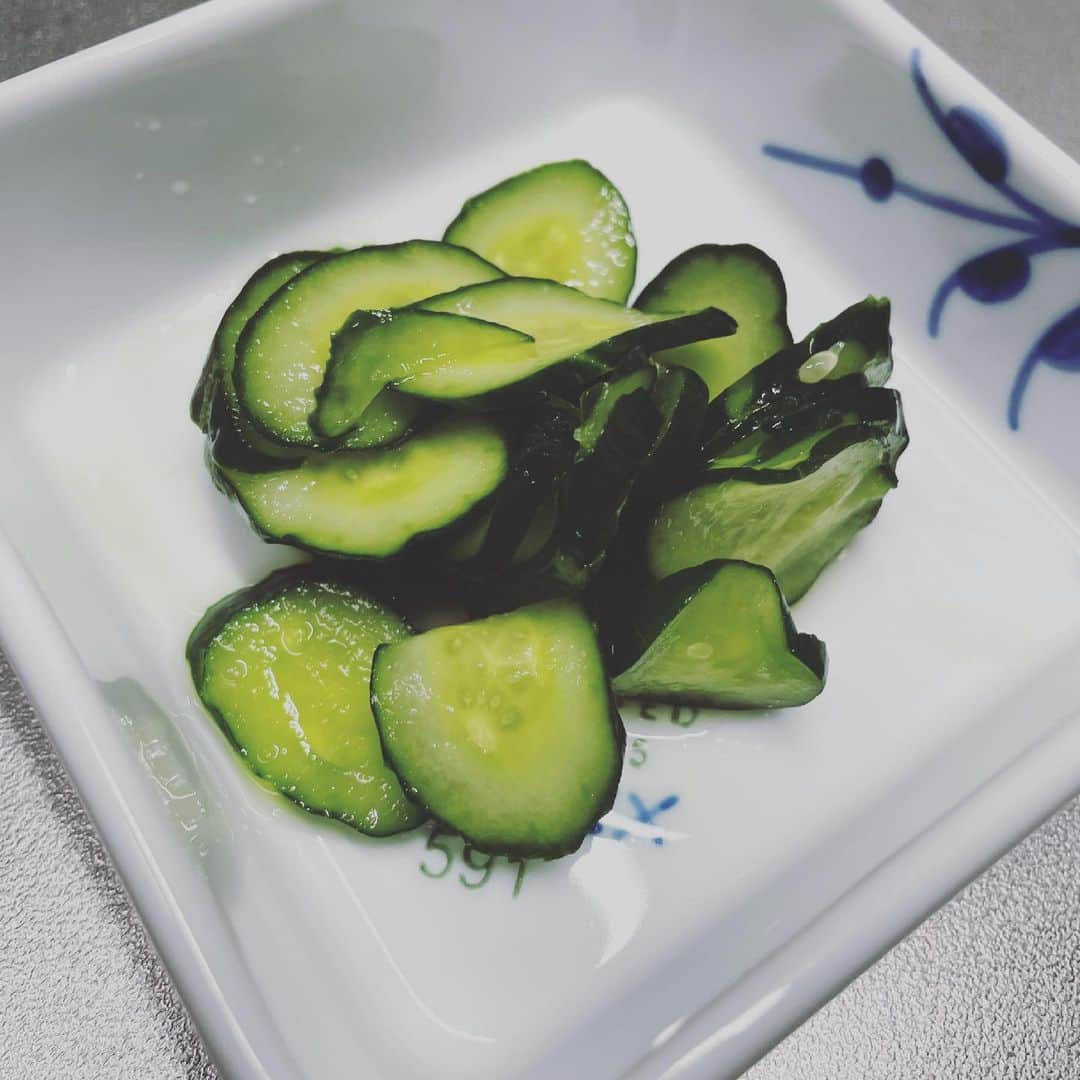 神尾佑さんのインスタグラム写真 - (神尾佑Instagram)「息子の幼稚園で育てて収穫したキュウリ。の浅漬け。妻が作った。 幼稚園で取れた物だからか息子はキュウリを食べられるようになったと言っていたが。」6月13日 10時36分 - yu_kamio