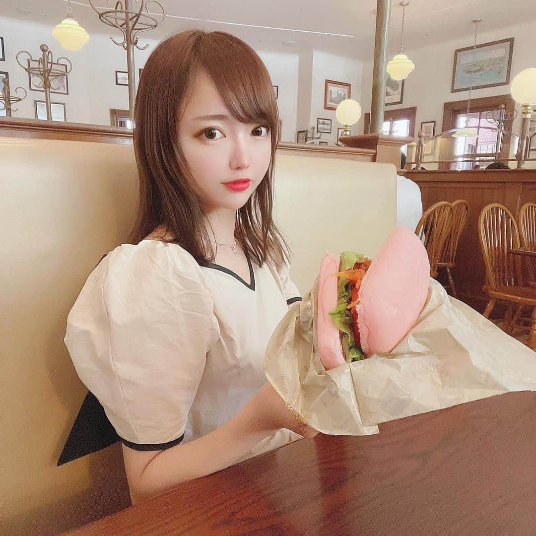 鎌田紘子さんのインスタグラム写真 - (鎌田紘子Instagram)「. . 今週から色んなとこで クラファン用のチェキ撮っていってる~！ チェキ数ヶ月間撮り続ける予定 . . #ニューヨークデリ #ニューヨークデリのおすすめセット #フライドチキンサンド　#miia #ピンクハンバーガー　#pinkfood」6月13日 11時27分 - hirokokamata12