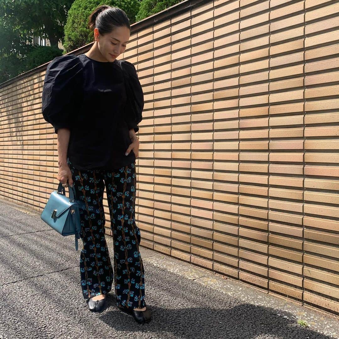 亀恭子のインスタグラム：「ボリュームスリーブのブラウス、 プリントパンツ、  sweet casual  夏のこの時期、 どちらも洗えるのが嬉しい❤︎  today's… #fashion #ootd #kkstyle #tokyo #kamescloset #blouse #newans #pants #column #bag #valextra #shoes #maisonmargiela #june #summer」
