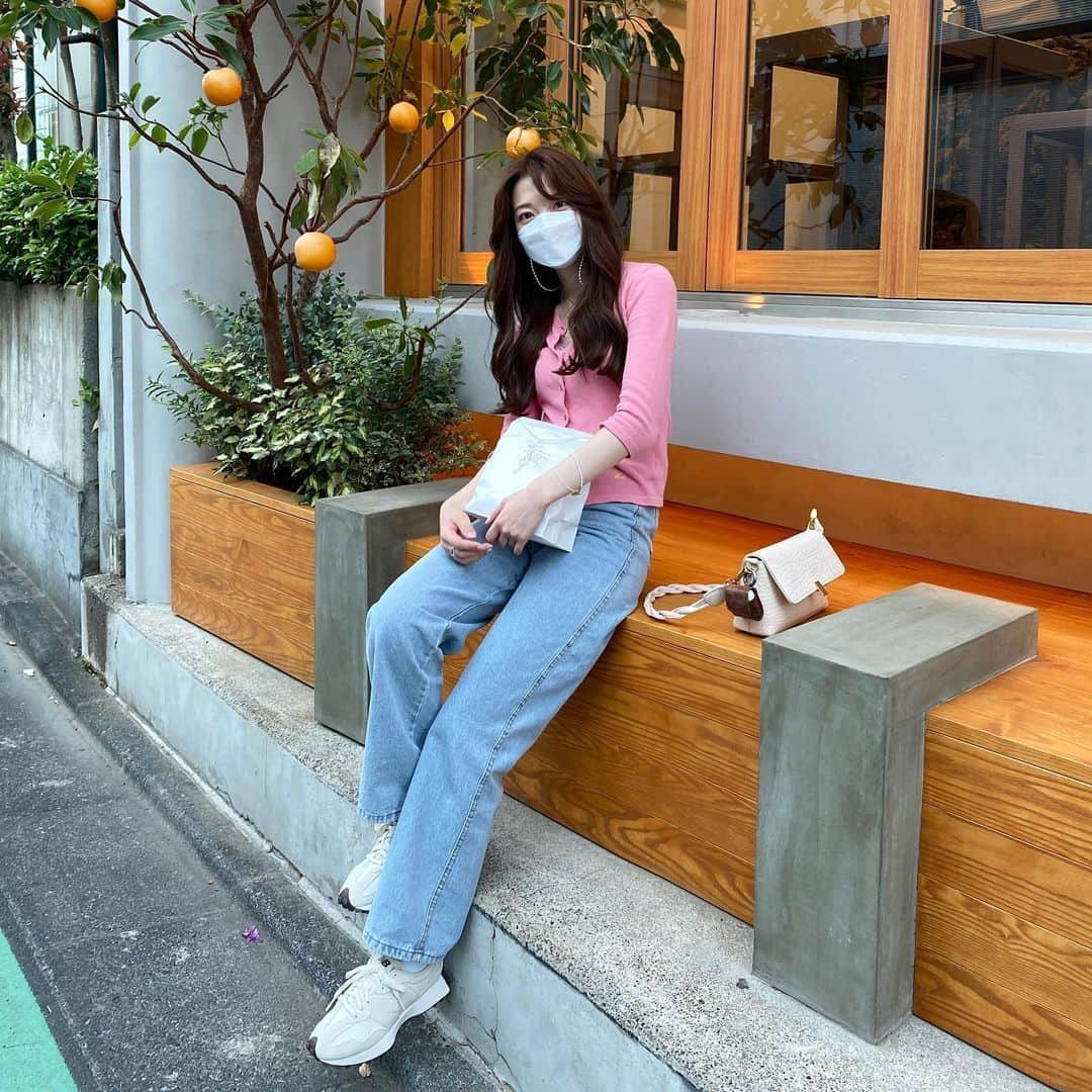 RiLiさんのインスタグラム写真 - (RiLiInstagram)「5/30オープン！かわいい♡が止まらない🙈⁣ 【MUUN Seoul 2号店】⁣ .⁣ 原宿にMUUN Seoul （ムーンソウル）⁣ 2号店がOPENしたよ✨⁣ .⁣ 外観も内装も韓国カフェそのもの🌛⁣ 1号店と同じマカロンのほかに、⁣ ボリューミーなクロワッサンサンド🥐や⁣ クロッフルがあるんだって❕⁣ .⁣ インスタ映え間違いなしなドリンクも気になる🍎⁣ フォトスポットもたくさんあるから⁣ 韓国気分を味わいに行ってみてね😉🧡⁣ .⁣ ■住所 / 東京都渋谷区神宮前3-29-7T’s6ビル⁣ ■公式instagram / @muun_seoul⁣ .⁣ ※注意※⁣ 外出の際はマスクの着用、人との距離を保つなどの感染対策を心がけ⁣ 帰宅時はしっかり手洗い・うがいを行いましょう。⁣ またご紹介した店舗の営業時間等が⁣ 変更されている場合がございます。ご注意ください。⁣ .⁣ ❣️❣️❣️⁣ RiLi.tokyoはみんなの⁣ 「なりたい」「やりたい」を応援💡⁣ .⁣ かわいいコーデやアイテム⁣ 注目スポットなどが撮れたら⁣ ハッシュタグ→#rili_tokyo を付けて投稿してね❗⁣⁣ RiLiで紹介しちゃうかも🤭⁣ ．⁣⁣ Special Thanks💋 Photo by⁣⁣ @mgmilk___⁣ @___rinyan⁣ @micmofmof⁣ @_980327_⁣ @niinyo_san⁣ @97_sena⁣ @___o3yuka._⁣ @kogumaitan⁣ @__o2h__⁣ @rinya5588⁣ .⁣⁣ #淡色コーデ #ベージュ女子 #ワントーンコーデ #MUUNSeoul #MUUNSeoul2号店 #ムーンソウル #韓国カフェ #原宿カフェ #表参道カフェ # #rili_tokyo #おしゃれさんと繋がりたい #お洒落さんと繋がりたい #ファッション #패션스타그램 #ootd #outfit」6月13日 21時00分 - rili.tokyo