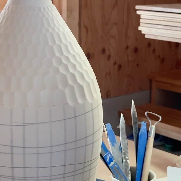 阿部春弥のインスタグラム：「・ Irregular honeycomb ・ #pottery#porcelain#ceramics#handcrafted #art #asmr #阿部春弥 #abeharuya」