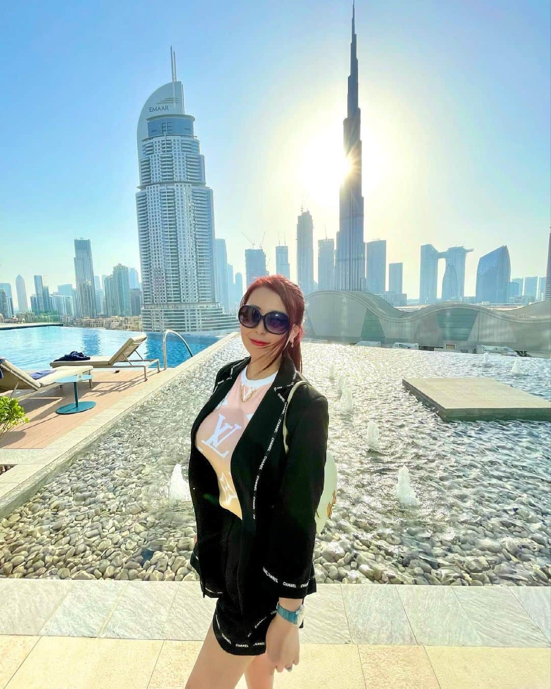 ayuさんのインスタグラム写真 - (ayuInstagram)「Life in Dubai is exciting every day🇦🇪 #burjkhalifa ・ ドバイでの生活は毎日がワクワクするし刺激的で勉強になることばかりです✨ あるパーティーに参加してから人脈がどんどん広がり毎日色んな国の友達と食事したりホームパーティーしたりしてます☺️☺️ ドバイは日本人が圧倒的に少ないので 凄く珍しがられます✨ ７月８月のドバイは物凄く暑くなるので みんな母国に帰ることが多い✈️ 昨夜の食事会でも、みんな夏は母国に帰って９月にドバイに戻るので次は９月に集まろうね！と言う話になりました😉🏝 ドバイの真夏は50度になるので 今以上に外に出れない🤣 そのかわり夜はかなり活発で どこのお店も深夜まで空いてるし ホテルのロビーもラウンジも深夜なのに かなり人が多い🤣 日本とは真逆の国です🇦🇪🌃 ・ #dubailifestyle#dubailife#uaelife#uae🇦🇪 #hotellife#chanel#louisvuitton  #ブルジュハリファ#ドバイ日記#ドバイ生活」6月13日 21時24分 - ayu888ayu