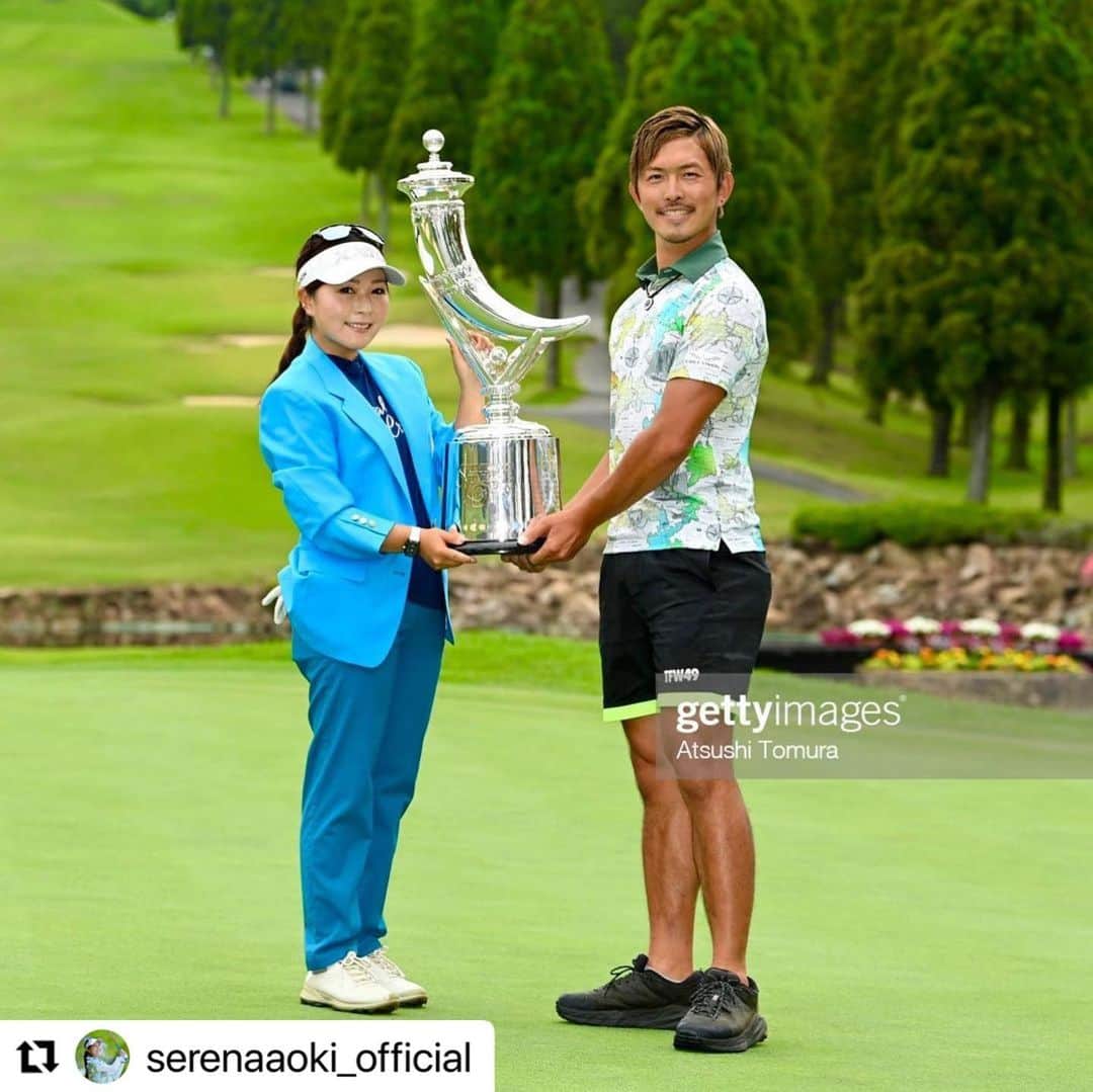 青木茉里奈のインスタグラム：「@serenaaoki_official  @shota.ohnishi  優勝🏆🥇本当におめでとう🎉㊗️ 4年振りの優勝。 本当に、感動だった..✨ 努力は報われる✨✨ _ _ _ _ _ _ _ _ _ _ _ _ _ _ _ _ _ _ _ _ _ _ _ _ _ _ _ _ #golf #ゴルフ #宮里藍サントリーレディスオープンゴルフトーナメント #2021 #優勝 #おめでとう」