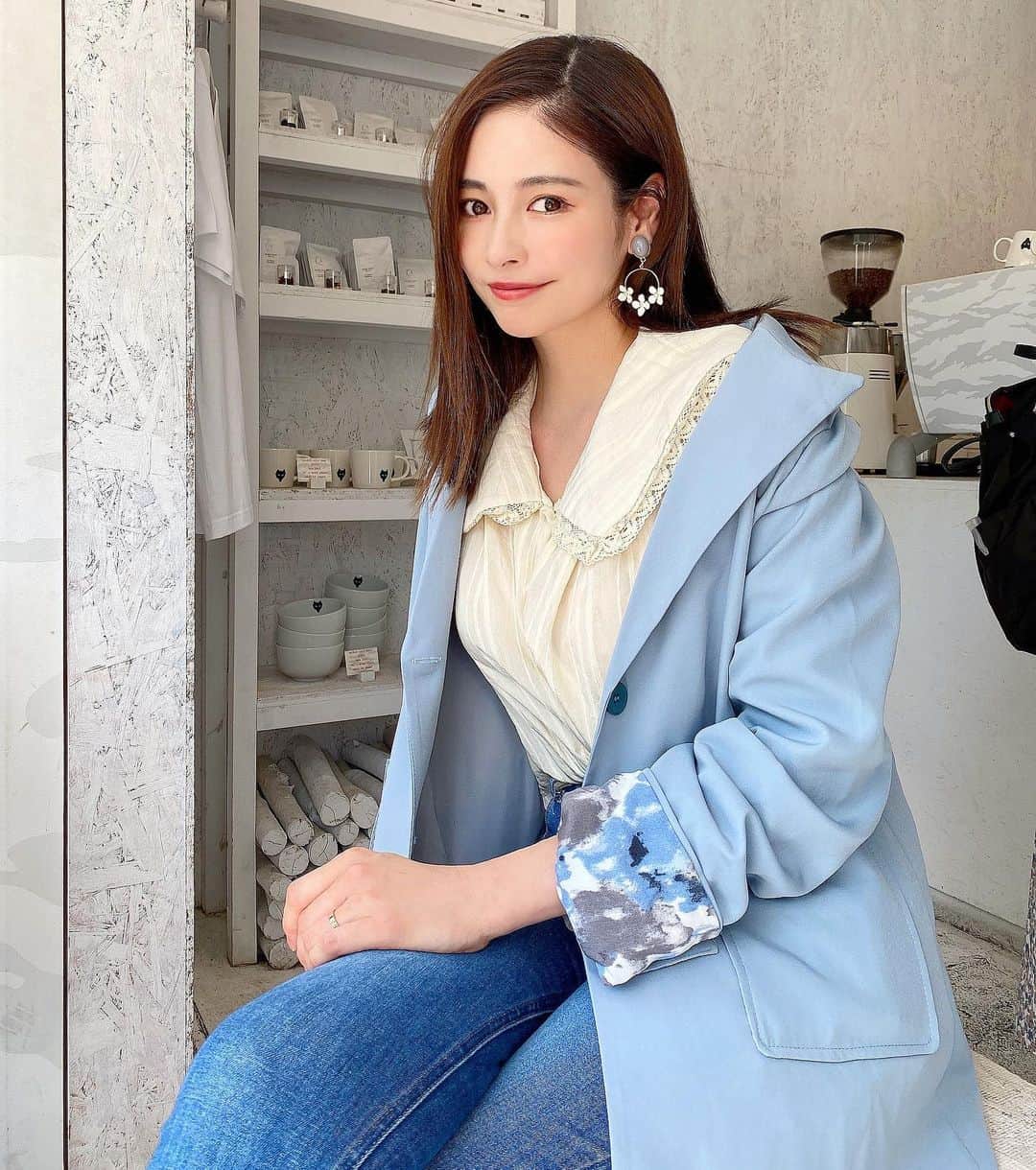 得あゆさんのインスタグラム写真 - (得あゆInstagram)「袖のボタン、まくると花柄💙 私の大好きなブルー💙 ブラウスも丸襟で可愛いっ🤍 どっちも　@creage_official のです🤍  earringは　@areem.accessory 💙 安定にここのアクセサリー可愛すぎるよね？☺️ ・ ・ ・ ・ ・ ・ ・ ・ ・ ・ ・ ・ ・ ・ #カフェ巡り#ブラウスジャケット#花柄#デニム#イヤリング#大阪ランチ#大阪グルメ#大阪カフェ#京都ランチ#京都グルメ#ブラウス#食べるの大好き#産後ダイエット#子育てママ#ママコーデ#赤ちゃんのいる暮らし#男の子ママ#韓国ファッション#韓国メイク#韓国コスメ#大人可愛い#大人カジュアル#デニムコーデ#デニムパンツ#ママファッション#jacket#blouse#koreanfashion#koreanmakeup」6月13日 21時20分 - tokuayu819