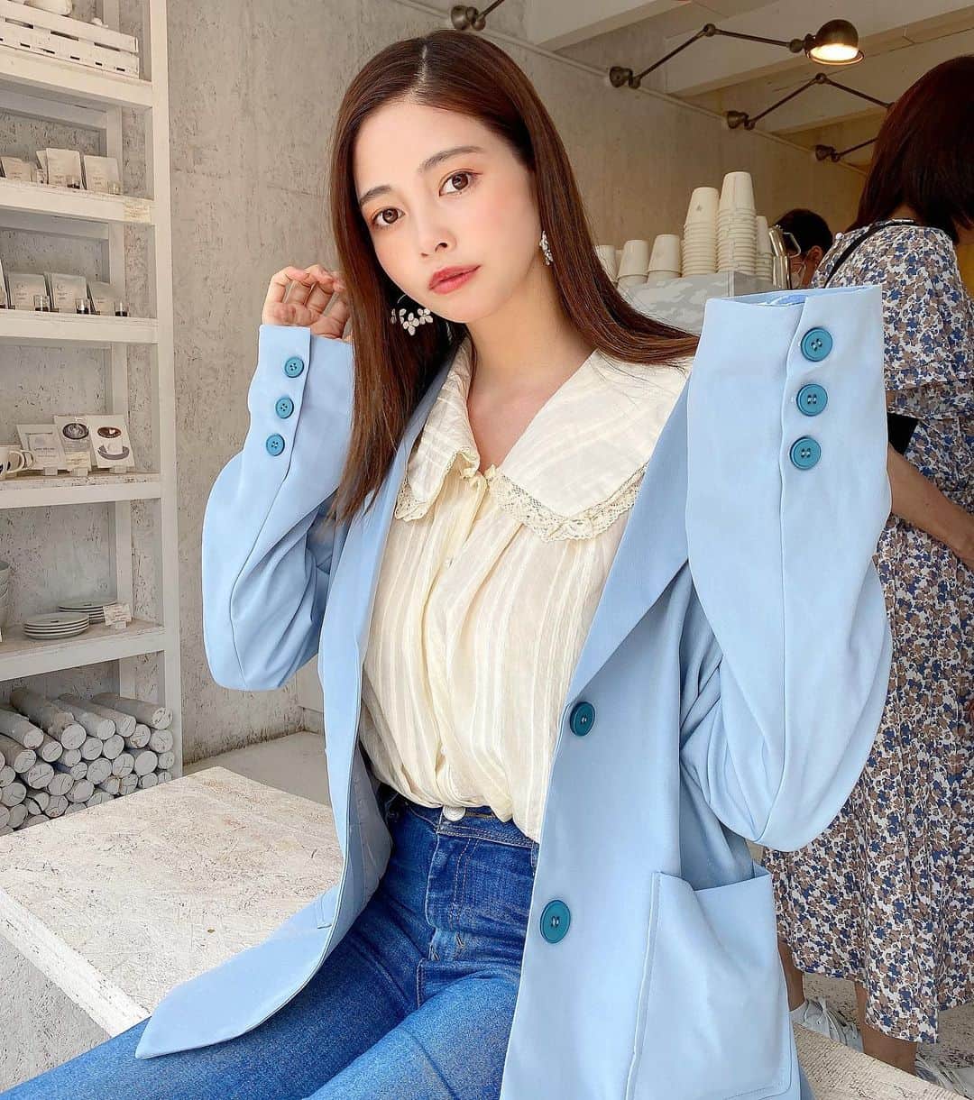 得あゆさんのインスタグラム写真 - (得あゆInstagram)「袖のボタン、まくると花柄💙 私の大好きなブルー💙 ブラウスも丸襟で可愛いっ🤍 どっちも　@creage_official のです🤍  earringは　@areem.accessory 💙 安定にここのアクセサリー可愛すぎるよね？☺️ ・ ・ ・ ・ ・ ・ ・ ・ ・ ・ ・ ・ ・ ・ #カフェ巡り#ブラウスジャケット#花柄#デニム#イヤリング#大阪ランチ#大阪グルメ#大阪カフェ#京都ランチ#京都グルメ#ブラウス#食べるの大好き#産後ダイエット#子育てママ#ママコーデ#赤ちゃんのいる暮らし#男の子ママ#韓国ファッション#韓国メイク#韓国コスメ#大人可愛い#大人カジュアル#デニムコーデ#デニムパンツ#ママファッション#jacket#blouse#koreanfashion#koreanmakeup」6月13日 21時20分 - tokuayu819