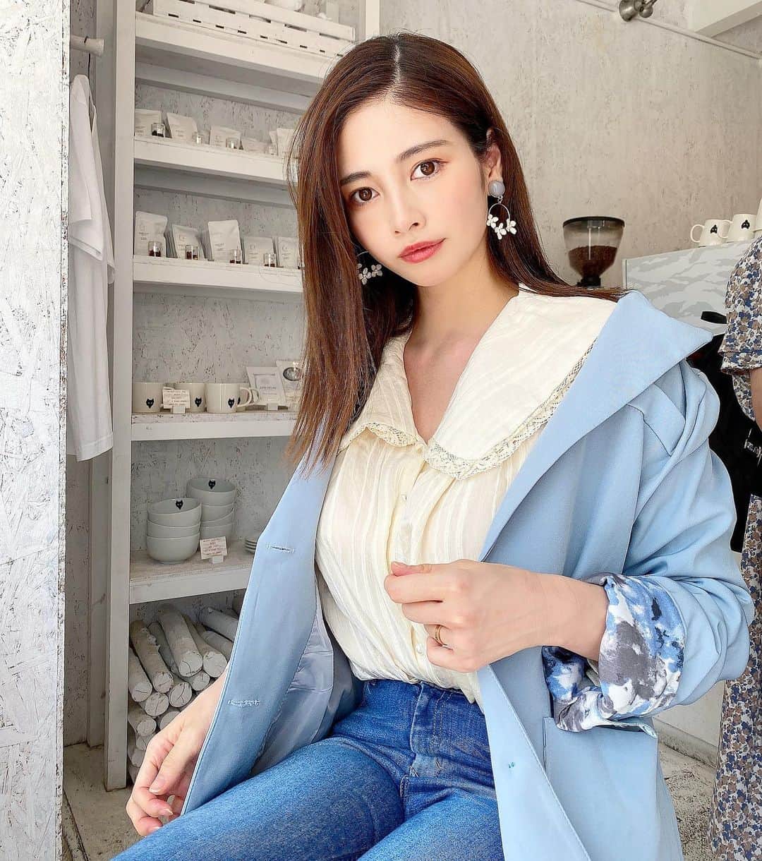 得あゆさんのインスタグラム写真 - (得あゆInstagram)「袖のボタン、まくると花柄💙 私の大好きなブルー💙 ブラウスも丸襟で可愛いっ🤍 どっちも　@creage_official のです🤍  earringは　@areem.accessory 💙 安定にここのアクセサリー可愛すぎるよね？☺️ ・ ・ ・ ・ ・ ・ ・ ・ ・ ・ ・ ・ ・ ・ #カフェ巡り#ブラウスジャケット#花柄#デニム#イヤリング#大阪ランチ#大阪グルメ#大阪カフェ#京都ランチ#京都グルメ#ブラウス#食べるの大好き#産後ダイエット#子育てママ#ママコーデ#赤ちゃんのいる暮らし#男の子ママ#韓国ファッション#韓国メイク#韓国コスメ#大人可愛い#大人カジュアル#デニムコーデ#デニムパンツ#ママファッション#jacket#blouse#koreanfashion#koreanmakeup」6月13日 21時20分 - tokuayu819