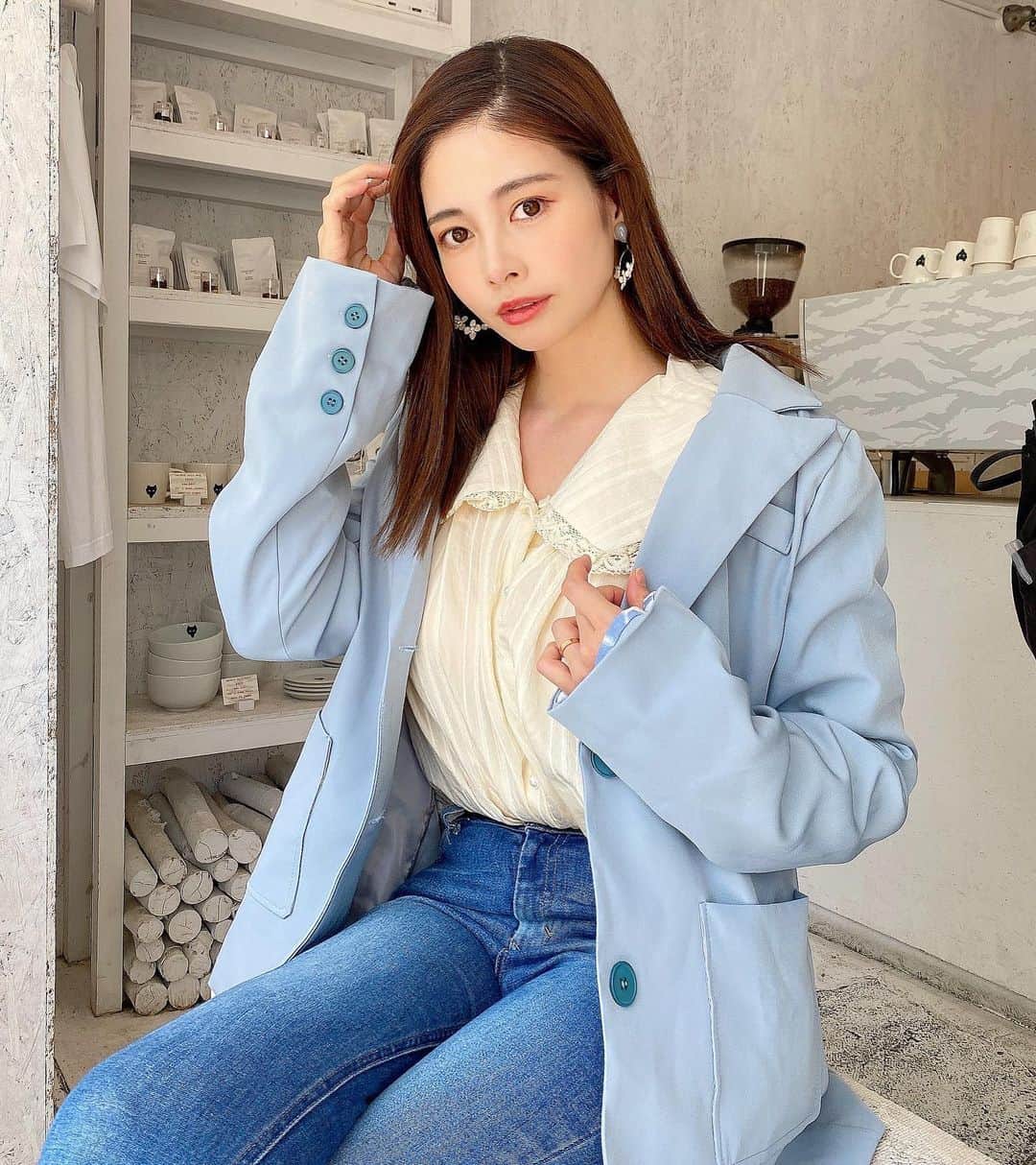 得あゆさんのインスタグラム写真 - (得あゆInstagram)「袖のボタン、まくると花柄💙 私の大好きなブルー💙 ブラウスも丸襟で可愛いっ🤍 どっちも　@creage_official のです🤍  earringは　@areem.accessory 💙 安定にここのアクセサリー可愛すぎるよね？☺️ ・ ・ ・ ・ ・ ・ ・ ・ ・ ・ ・ ・ ・ ・ #カフェ巡り#ブラウスジャケット#花柄#デニム#イヤリング#大阪ランチ#大阪グルメ#大阪カフェ#京都ランチ#京都グルメ#ブラウス#食べるの大好き#産後ダイエット#子育てママ#ママコーデ#赤ちゃんのいる暮らし#男の子ママ#韓国ファッション#韓国メイク#韓国コスメ#大人可愛い#大人カジュアル#デニムコーデ#デニムパンツ#ママファッション#jacket#blouse#koreanfashion#koreanmakeup」6月13日 21時20分 - tokuayu819