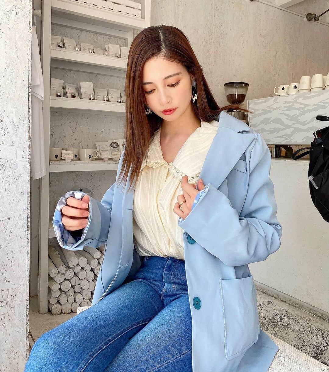 得あゆさんのインスタグラム写真 - (得あゆInstagram)「袖のボタン、まくると花柄💙 私の大好きなブルー💙 ブラウスも丸襟で可愛いっ🤍 どっちも　@creage_official のです🤍  earringは　@areem.accessory 💙 安定にここのアクセサリー可愛すぎるよね？☺️ ・ ・ ・ ・ ・ ・ ・ ・ ・ ・ ・ ・ ・ ・ #カフェ巡り#ブラウスジャケット#花柄#デニム#イヤリング#大阪ランチ#大阪グルメ#大阪カフェ#京都ランチ#京都グルメ#ブラウス#食べるの大好き#産後ダイエット#子育てママ#ママコーデ#赤ちゃんのいる暮らし#男の子ママ#韓国ファッション#韓国メイク#韓国コスメ#大人可愛い#大人カジュアル#デニムコーデ#デニムパンツ#ママファッション#jacket#blouse#koreanfashion#koreanmakeup」6月13日 21時20分 - tokuayu819