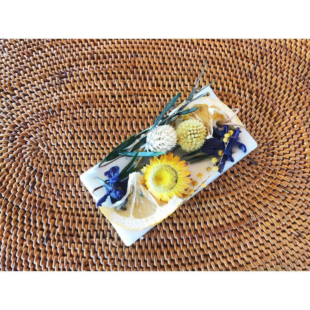 永井友梨のインスタグラム：「ロケで作り、昨日紹介したアロマサシェ🌿 日向夏の爽やかな香り〜🥰 梅雨時期、香りのアイテムで癒しのおうち時間を＊  #アロマサシェ #アロマサシェ作り  #モナロームシェリキャンドル  #udoki」