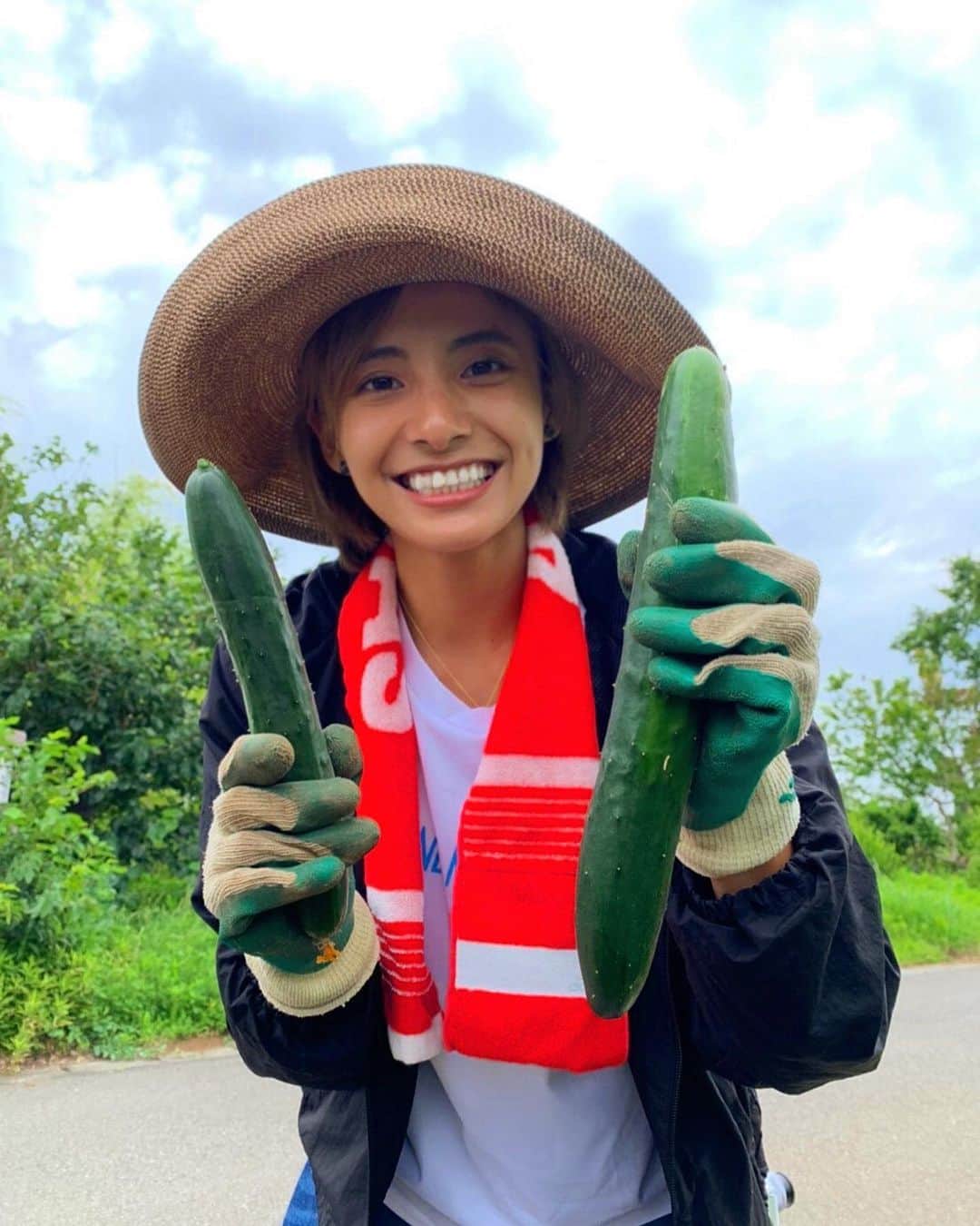 佐野千晃のインスタグラム：「朝早くから親に拉致られておばちゃんの野菜収穫へ！！﻿ ﻿ でっかいキューリとかじゃがいもとかたくさんとったどー！！﻿ ﻿ 畑仕事大変そうだけど楽しいなぁ🤤﻿ ﻿ #natural #healthy #good #gilrs #gilr #cool #cute #ooted #selfie #self #face #スポーツ女子 #スポーツ #畑 #野菜﻿」