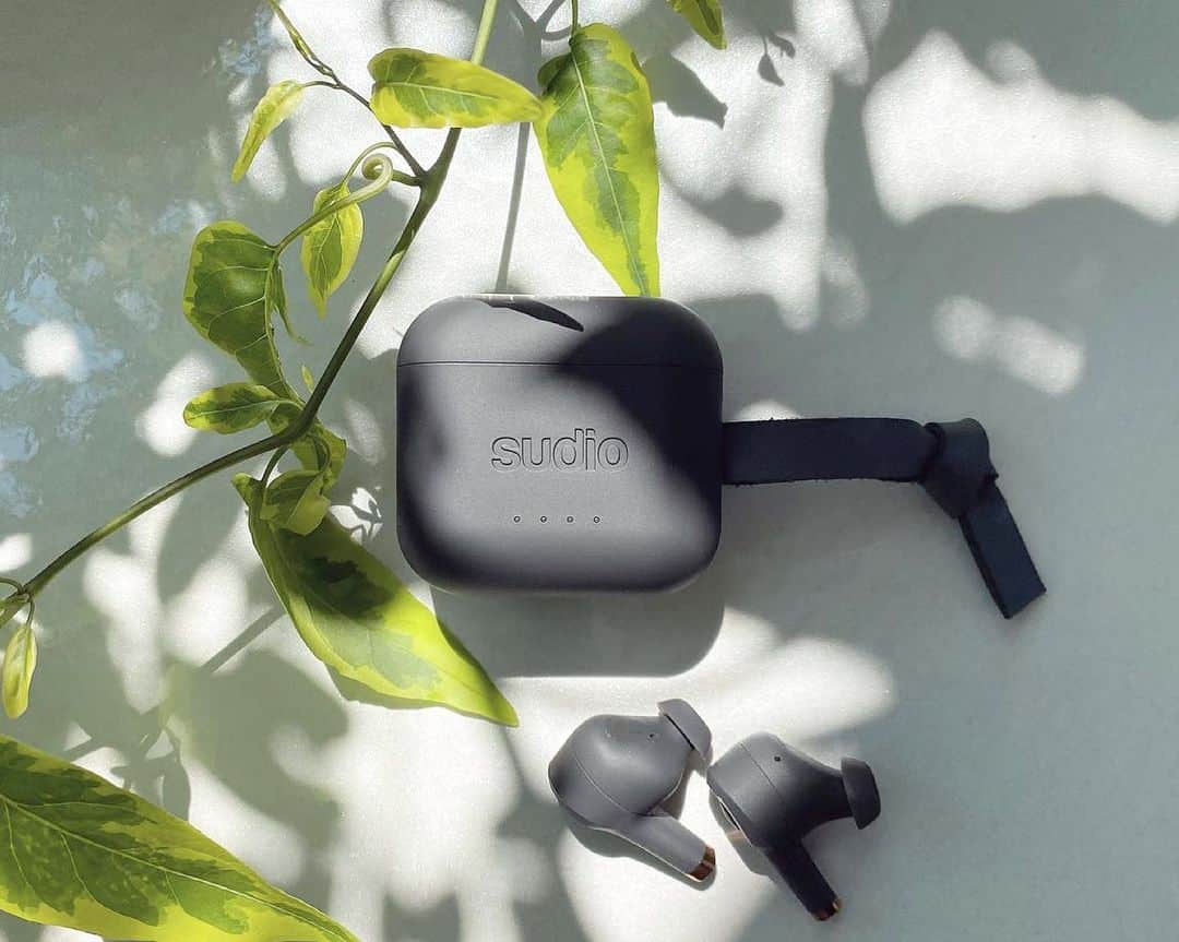 大場あゆみのインスタグラム：「wireless earphone 𓂃𓋜﻿ ﻿ @sudio さんから﻿ Sudio Ett 🎧﻿ と 2021年限定 ANDREA MAACKトートバック👜﻿ を頂きました！﻿ ﻿ ﻿ シンプルでころんとしたデザインが可愛くて、﻿ ずっと前から気になってたワイヤレスイヤホン﻿ ﻿ ﻿ 家でもいつも音楽を聴きながら過ごしているので﻿ これから毎日愛用します ⸜♡⸝﻿ ﻿ ﻿ 𓂃𓂃𓂃𓂃𓂃𓂃𓂃𓂃𓂃𓂃𓂃𓂃𓂃𓂃𓂃𓂃𓂃𓂃﻿ ﻿ クーポンコード【ayumi_o】で全商品15%offになります🔑﻿ (2021年9月3日まで！)﻿ ﻿ プロフィールのURLから﻿ ぜひ公式サイトを覗いてみてください🔍﻿ ﻿ 𓂃𓂃𓂃𓂃𓂃𓂃𓂃𓂃𓂃𓂃𓂃𓂃𓂃𓂃𓂃𓂃𓂃𓂃﻿ ﻿ #sudio #shapingsound #sudiojp #earphone #wireless #stayhome #pr #イヤホン #ワイヤレスイヤホン #スーディオ #チャコールグレー #グレー #トートバッグ #シンプル #ギフト #父の日 #プレゼント #音楽 #音楽のある生活」