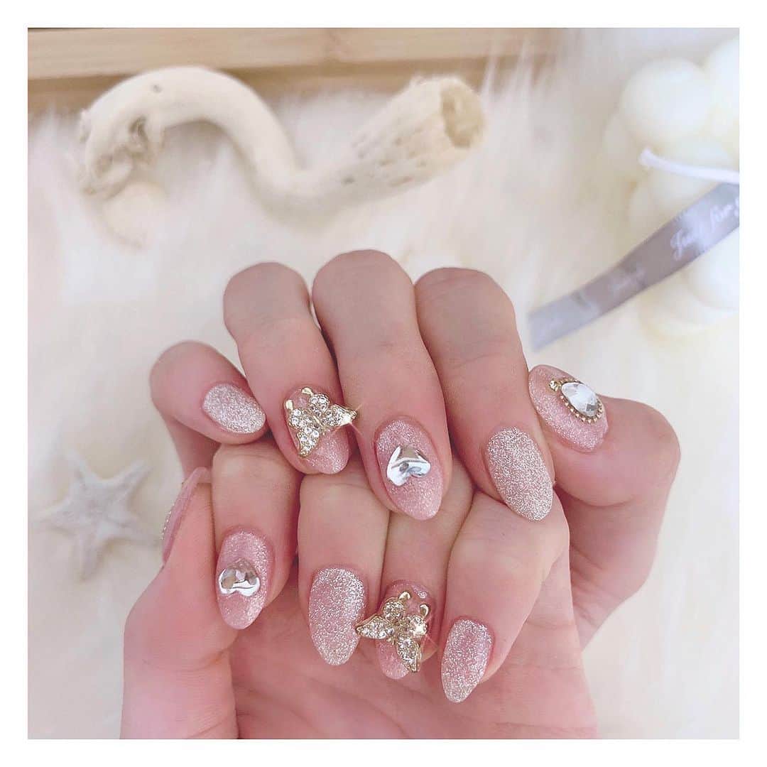 のインスタグラム：「・ ・ new nail 💅🏼💎 ・ ・ 久しぶりに @a.l.u.m_rin さんネイル🥺💖 もうすぐサンリオのイベントもあるので、ピンクとキラキラで可愛くしていただきました〜〜👼🏻💭 ・ ・ ネイルが可愛いと気分も上がっちゃう😍✨ ・ ・  #大森莉緒 #おーりお #おりおんず #ネイル #ジェルネイル #キラキラネイル #バタフライ  #バタフライネイル #韓国ネイル #ハート #nail #korea #instagood #instapic #instaphoto #good #pink #silver #butterfly #추천 #네일디자인 #네일」