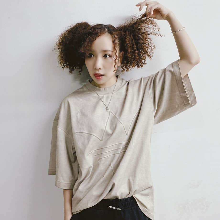 のインスタグラム：「久々の名古屋3日間ありがとう🤟🏾 東京戻って明日は豆腐屋さんにいまーす♪  #スパイラルパーマ #スパイラル #spiralperm #パーマ #パーマボブ #パーマヘア　#asianzdancers #streetstyle #streetfashion #street #streetwear #streetgirl 　#でんでんの今日の私服　#パーカー女子　 #ストリート系女子 #ストリートファッション　#ストリートコーデ　 #カジュアル #カジュアルコーデ #asianzdancers  #ブラックヘア　#ハードパーマ　#スパイラルパーマ女子　#カーリーヘア　#adidas #アディダス」