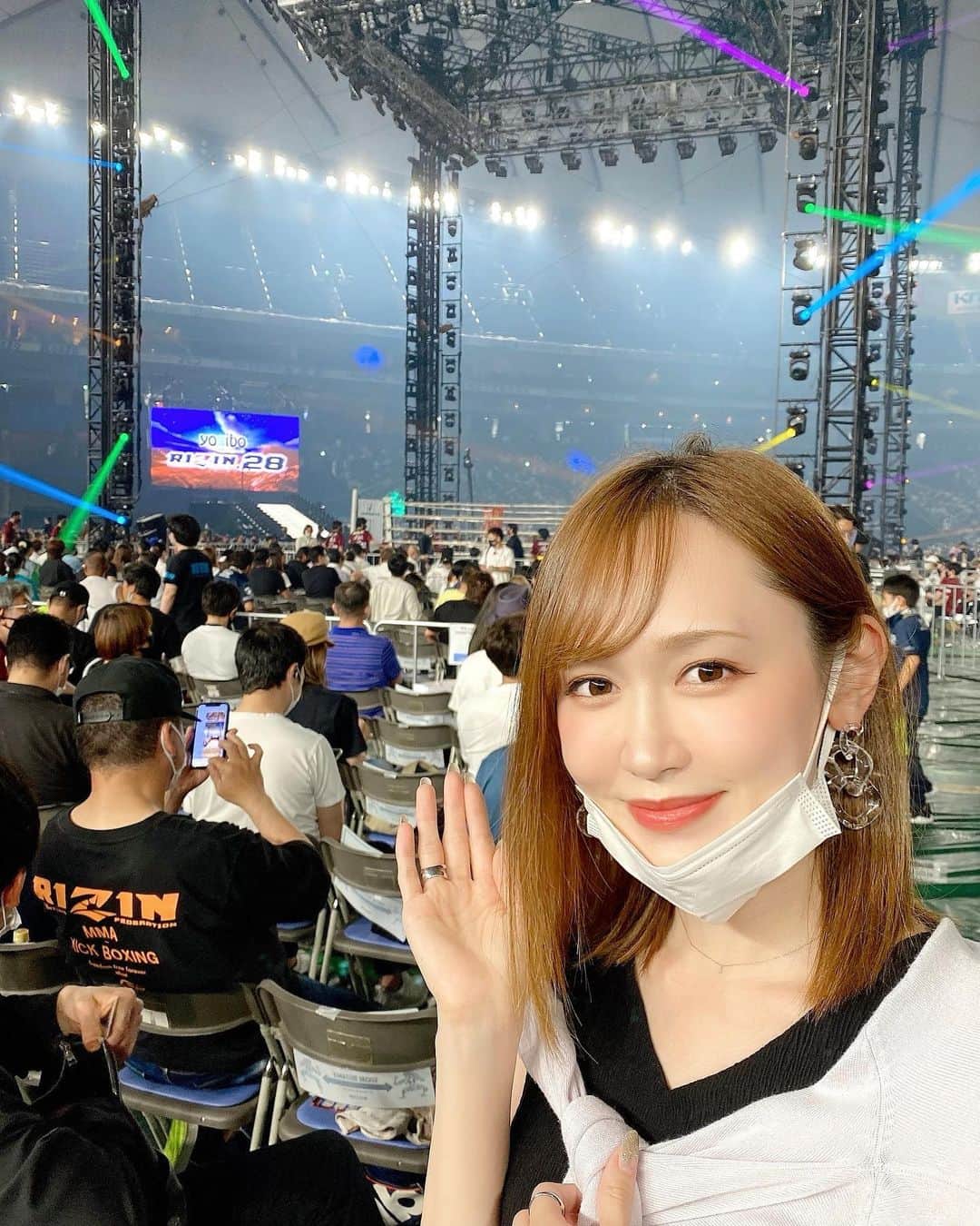 伊藤千凪海のインスタグラム：「半年ぶりに🥊﻿ ﻿ 自分の心臓の音が聞こえるくらいドキドキした、、、！感動しました。﻿ ﻿ ﻿ お疲れ様でした！！﻿ ﻿ ﻿ ﻿ ﻿ #RIZIN #RIZIN28 #格闘技 #総合格闘技﻿ #ボクシング #キックボクシング #ライジン﻿ #mma #boxing #kickboxing #東京ドーム」
