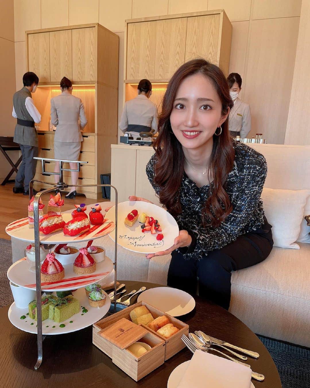 曲渕伊代のインスタグラム：「チェックイン早々アフターヌーンティー🫖 口の中が甘々になったので 夜は宇都宮餃子とビールで乾杯😋🍻 . #リッツカールトン日光  #リッツアフターヌーンティー  #アフターヌーンティー #afternoontea  #strowberryafternoontea #happyanniversary」
