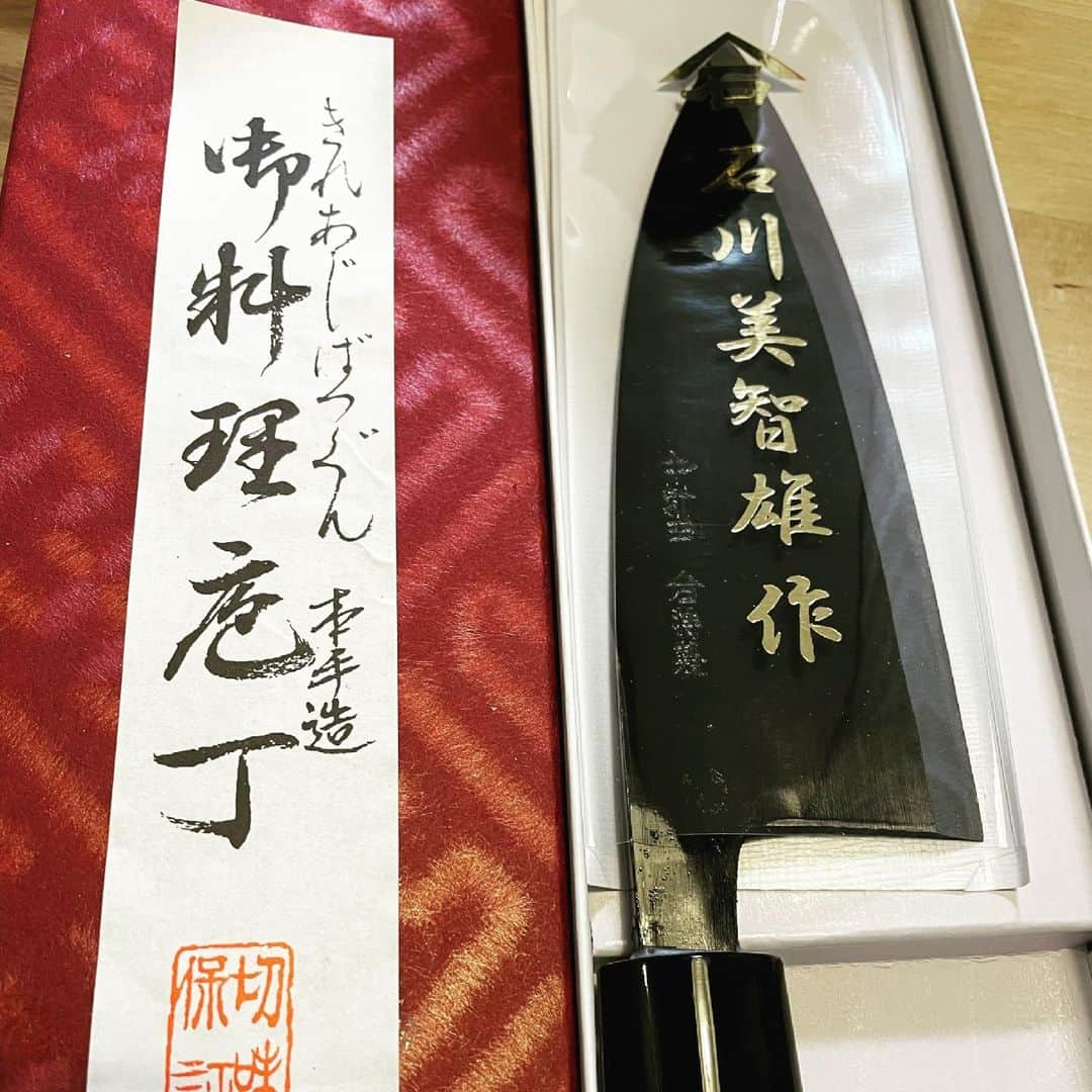 神尾佑のインスタグラム：「だいぶ前ですが、「シェフは名探偵」の撮影中にどうしても包丁が欲しくなって、ペティナイフから出刃包丁に行きついた。」