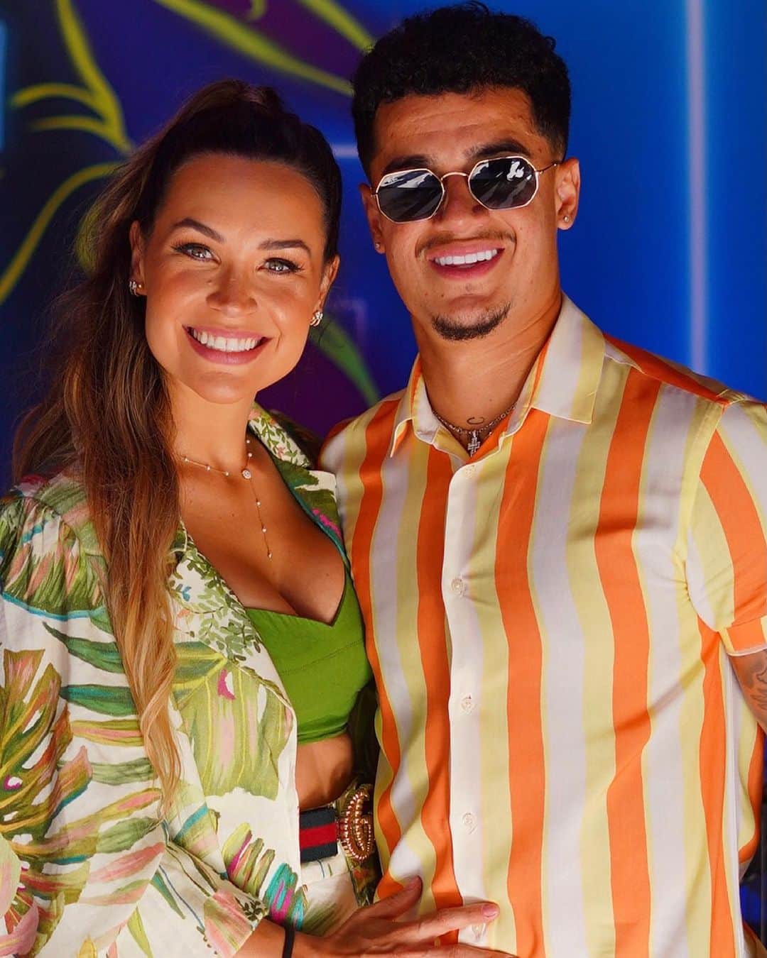 のインスタグラム：「E ontem o dia foi todinho dele.. meu amor, meu parceiro, companheiro, namorado, marido, amigo.. aquele que me faz feliz todos os dias! Aquele com quem divido todas as minhas angústias, dificuldade, felicidade, vitórias.. é quem está comigo pra tudo e sempre! Obrigada por tudo isso.. por ser tão importante na minha vida! Eu desejo a vc tudo que eu desejo a mim mesmo.. saúde e felicidade plena! Que o senhor possa te abençoar a cada dia da sua vida, te trazendo paz, amor e sabedoria! E que vc continue sendo essa pessoa maravilhosa que vc é que quem conhece se apaixona! Eu sou sua fã número 1, morro de orgulho e felicidade em te apresentar como meu marido e pai dos meus filhos.. aii como te admiro! AMO você e amo tudo que construímos juntos! Feliz aniversário e dia dos namorados ❤️」