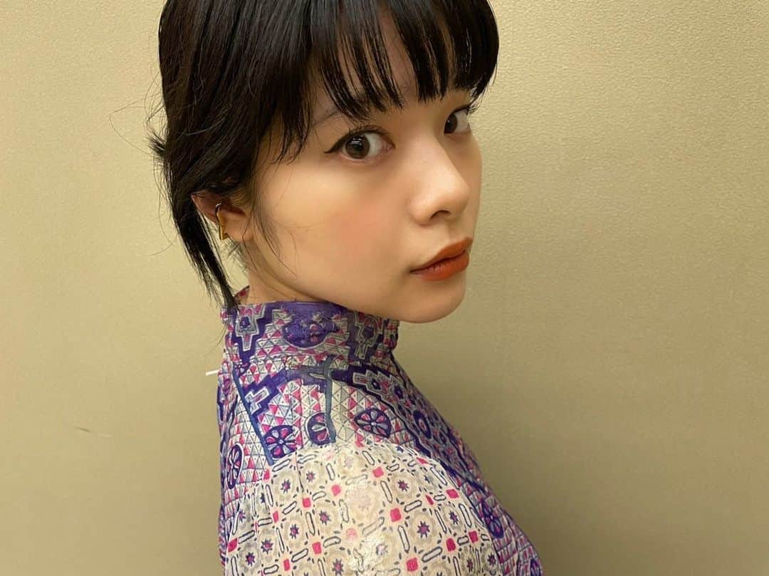 岸井ゆきののインスタグラム：「きのうの王様のブランチにVTR出演したときの衣装です☺️☺️ アイラインっシュっ👁💄 ドラマの撮影もはじまりました。なんともあたたかい現場です☺️🍓 7月からどっぷり楽しんで貰えたら嬉しいです。 #家族募集します  💄　@ayamurakami__  👗　#Babymix」