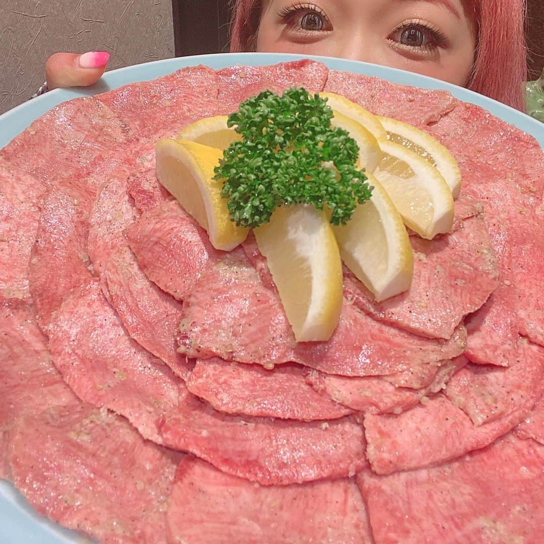 水嶋ひかるさんのインスタグラム写真 - (水嶋ひかるInstagram)「. . 初めての静龍苑💖💓 よぴちゃんひろまささんに連れてってもらって 念願の牛タンも食べることができたの😭💙💜 激辛のテグタンスープがしっかり辛くて美味しかった🌶🔥 美味しいお肉と激辛食べることができて幸せだった🥺💖 静龍苑のスタッフさんみんなこの日ひかぴんく取り入れてくれてたの😫💗 かまいかったですぅ💓⤴︎ ありまとございました🌈✨ ひろまささんごちそうさまでした💜 . #静龍苑 #激辛テグタンスープ #激辛 #辛党 #激辛部 #ひかちぇりー #ひかぴんく #かまいい #ありまとう #レインボースマイル #ひかぷぅ語 #最高スタイル #今日は何の日 #小さな親切の日」6月13日 13時53分 - hikapudayo