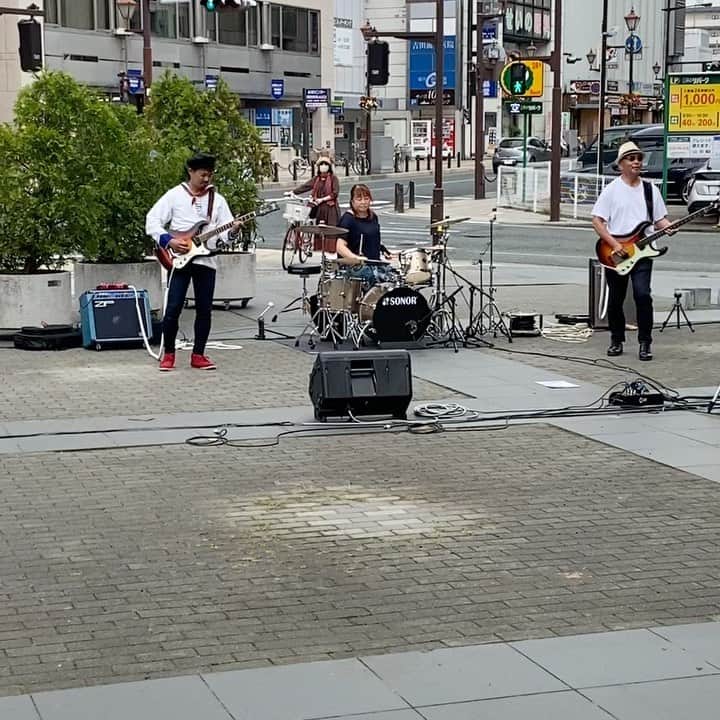 魔女菅原のインスタグラム：「おでってでNO密　青空ライブ❗️ だんだんオーディエンスが増殖してきたのも楽しい。  #オトナのロックジャム　#おでって #不来方ベンチャーズ」