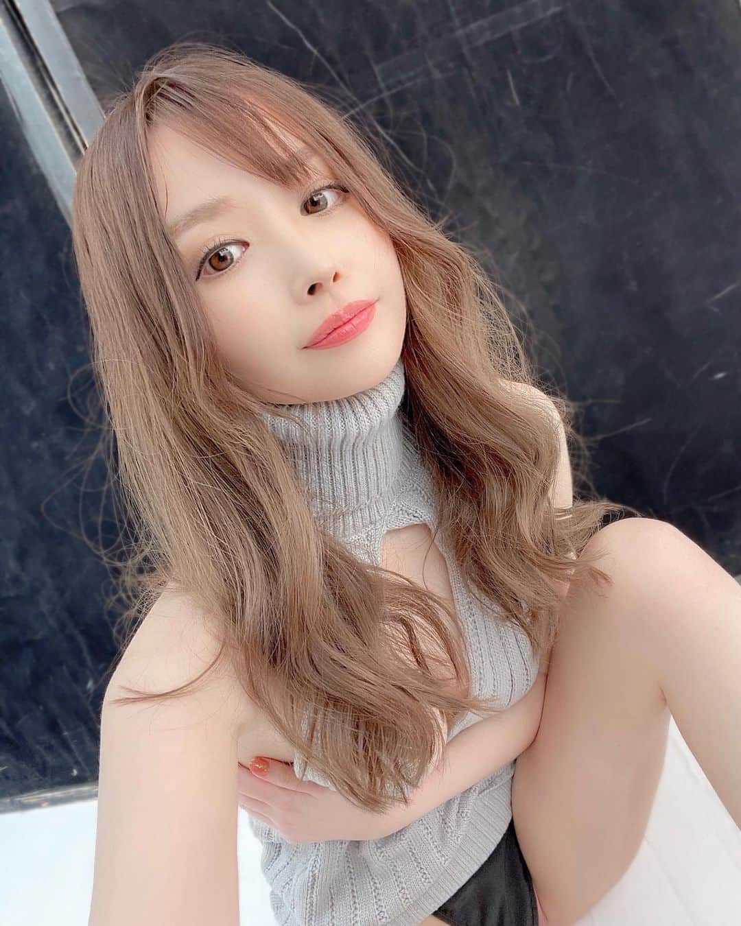 吉見衣世のインスタグラム：「好評だったやつ🐤❤️  #グラビア#撮影#ニット」