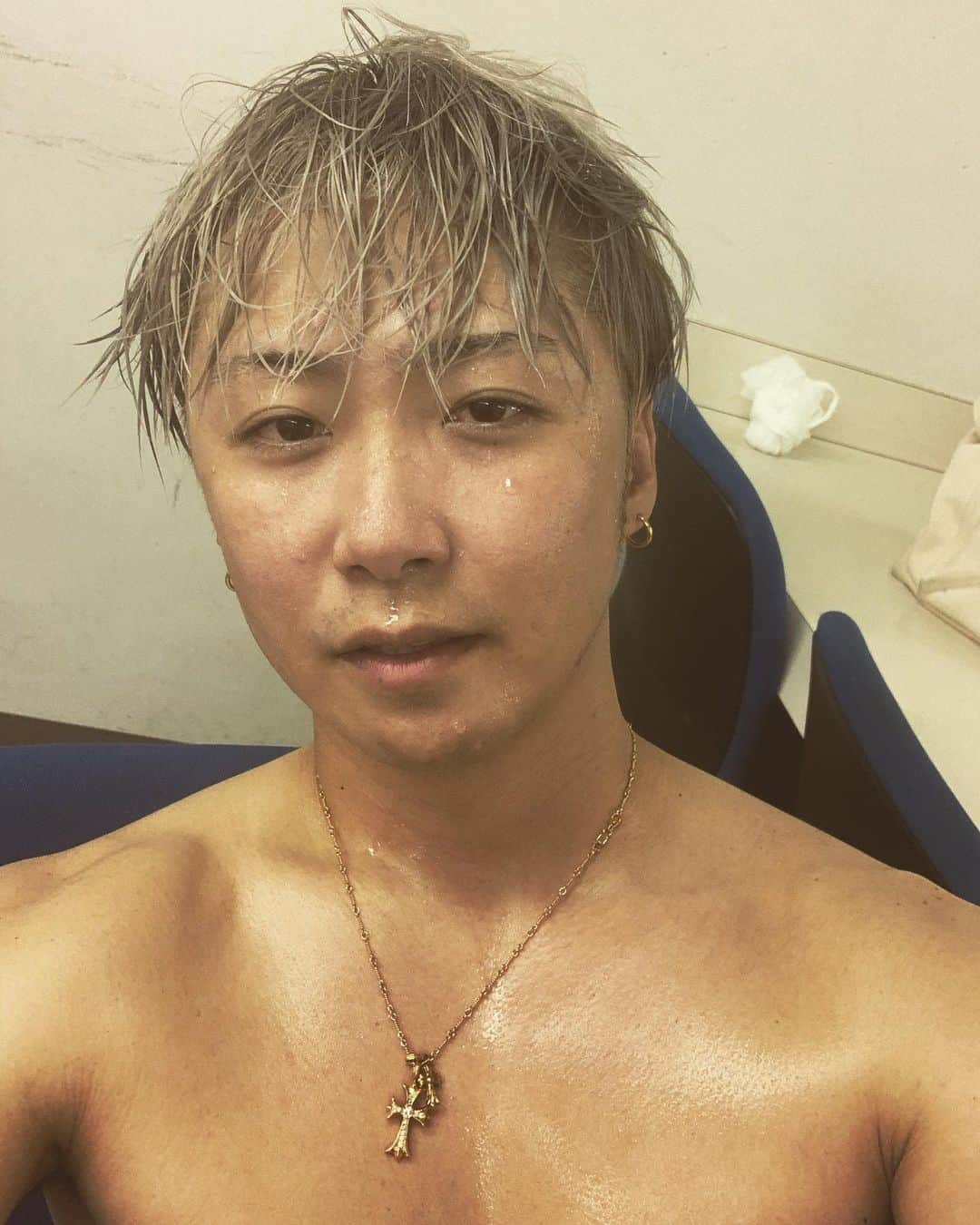 のインスタグラム：「本日もツアーリハーサル！！！  楽しむぞーーー！！！！  #最近はこの運動前にこのサプリを飲んでから動いています #まるでシャワー後のような汗 #まだまだまだまだ #本番を楽しみにするために #今日は久しぶりに炭水化物を食べた #たまには必要 なか卯の親子丼って本当に美味しい #お」