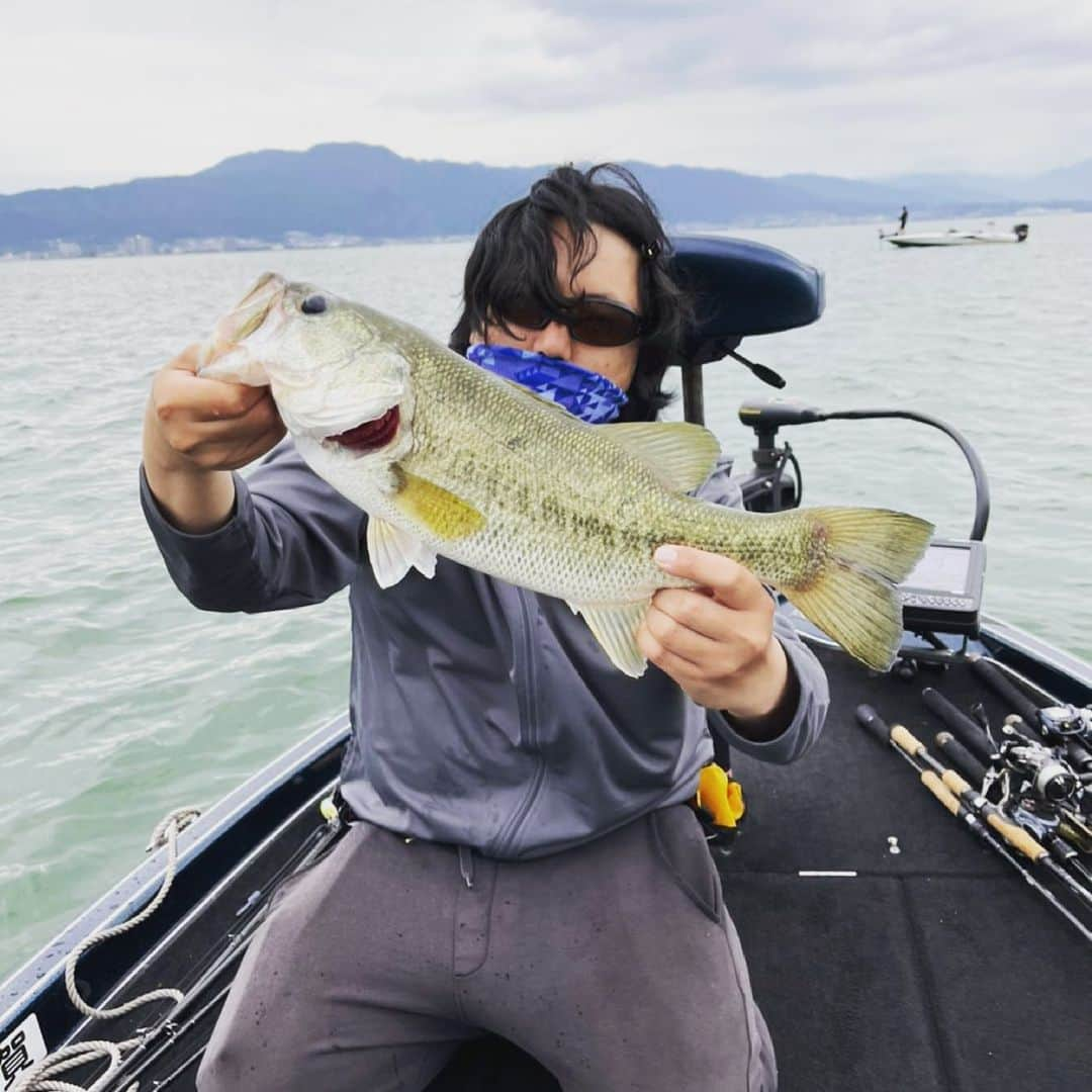 GENKIハシモトのインスタグラム：「琵琶湖で45cm。 ギリギリでなんとか絞り出してよかったです。 船内は7本と好調でした。  #abugarcia  #サイドワインダー #REVO #エアリアル」