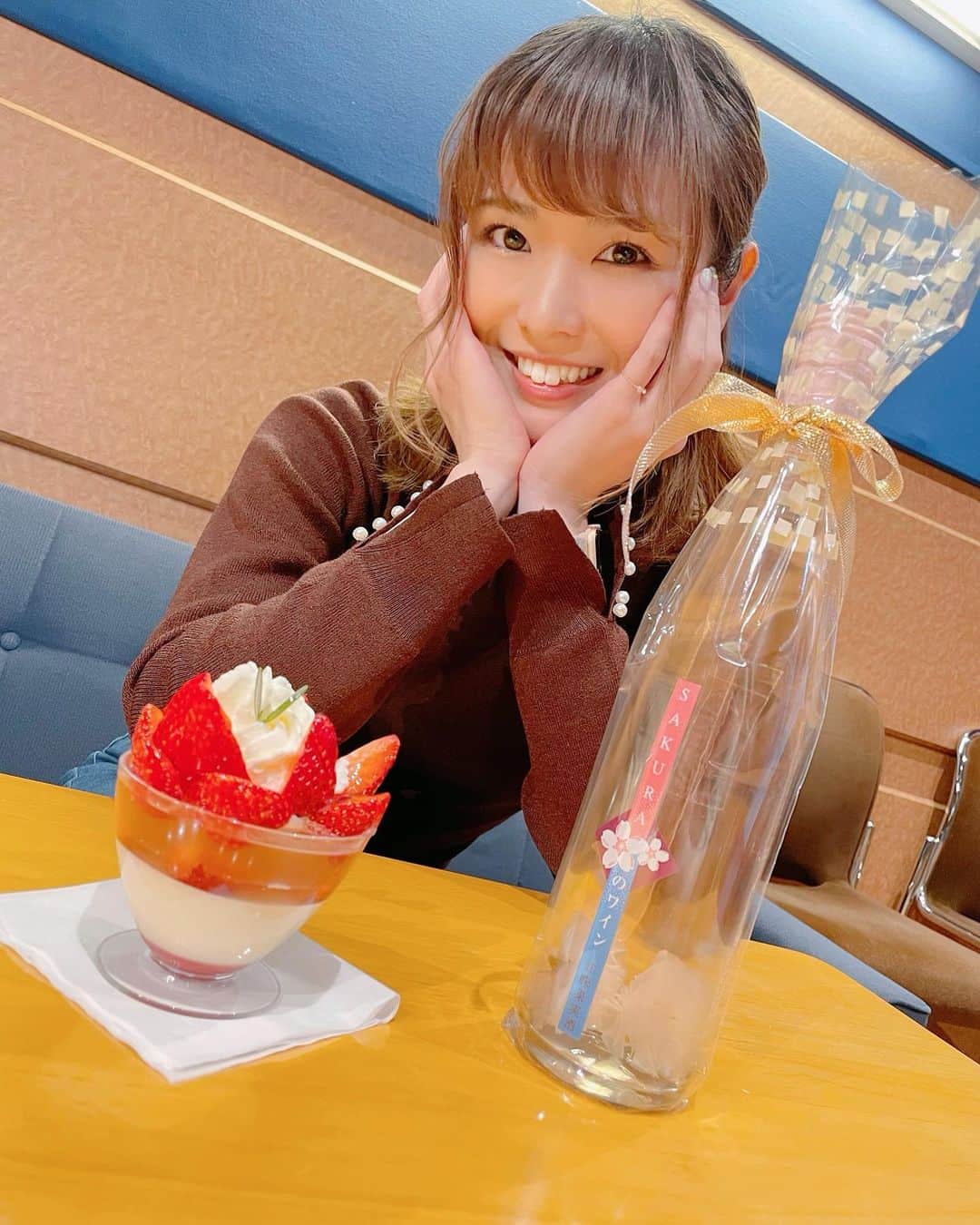 渕上舞のインスタグラム：「#まいラジ 3周年記念！！！ これからも何卒宜しくお願い致します。  #usen #渕上舞」