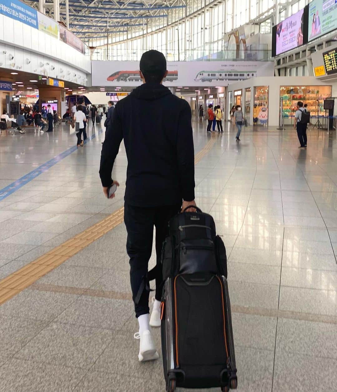 のインスタグラム：「Takin the train to Busan...Mom’s hometown. 부산 가는 길」