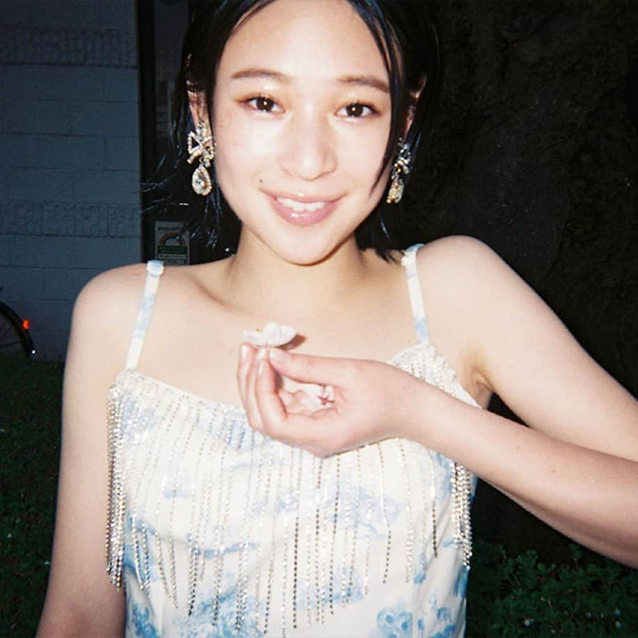 ViViさんのインスタグラム写真 - (ViViInstagram)「今日はmiu💖 ViVi7月号 「しゅーごー♡ Team ViViモデルズ。」企画から miuの可愛いオフショットをお届け📸 モデルの時のカッコいい表情とは変わって、 可愛いらしい表情から 美味しそうなご飯をパクパク食べている様子、 そして時々子供のようにやんちゃになる姿まで いろんなmiuが見られるよ🙈💕 何枚目のmiuが好き？ #vivi #vivi7月号 #miu #viviモデルは世界イチ可愛い #安定のかわいさ #オフショット #夏服 #可愛い #可愛いは正義 #素のまんま」6月13日 15時25分 - vivi_mag_official